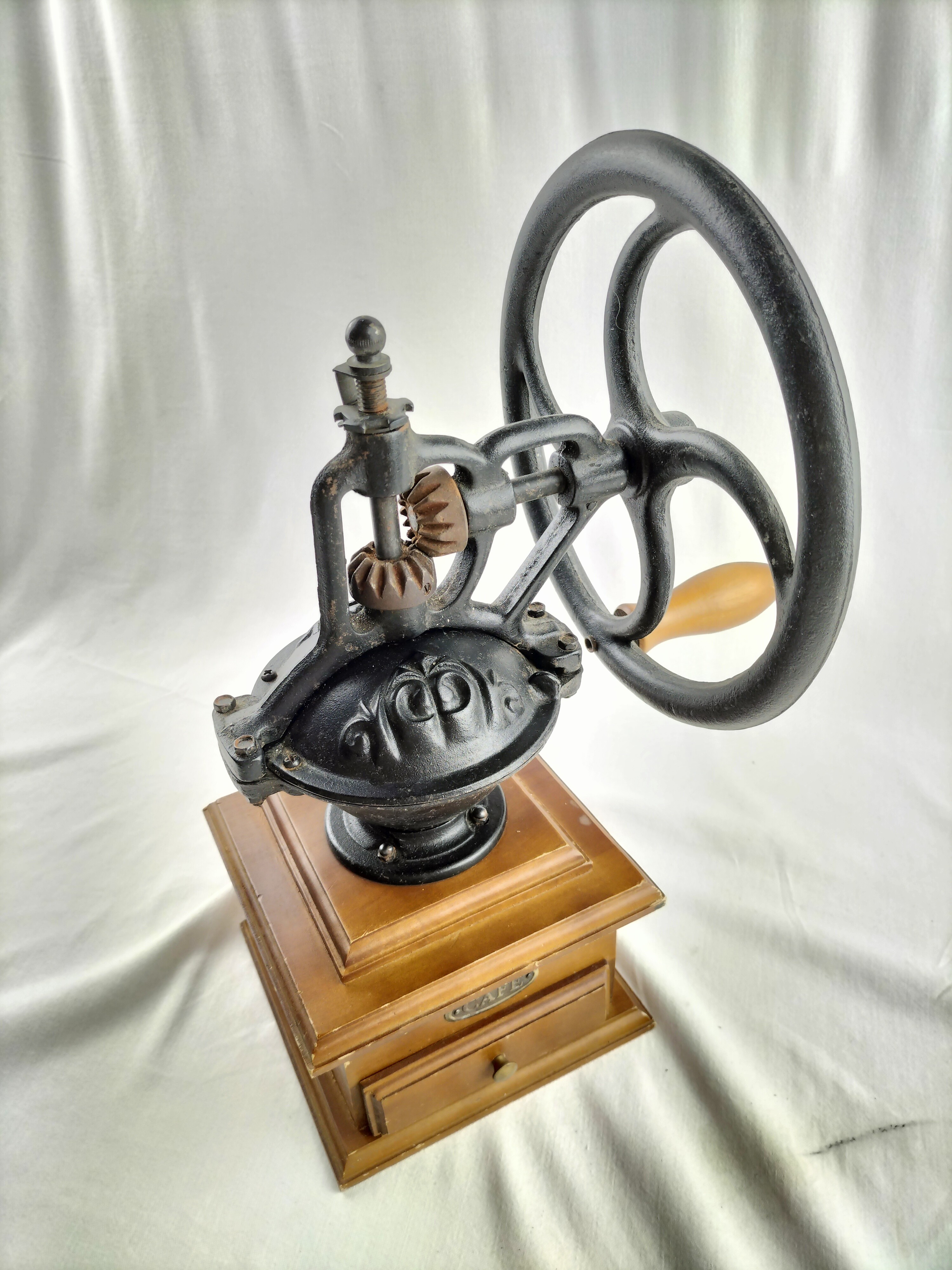 Voir photo 2 de ☕✨ Ancien Moulin à Café Manuel en Fonte & Bois – Style Vintage / Rétro – Grande Taille ✨☕ ☕✨ Ancien Moulin à Café Manuel en Fonte & Bois – Style Vintage / Rétro – Grande Taille ✨☕ Bon état reconditionné photo 2