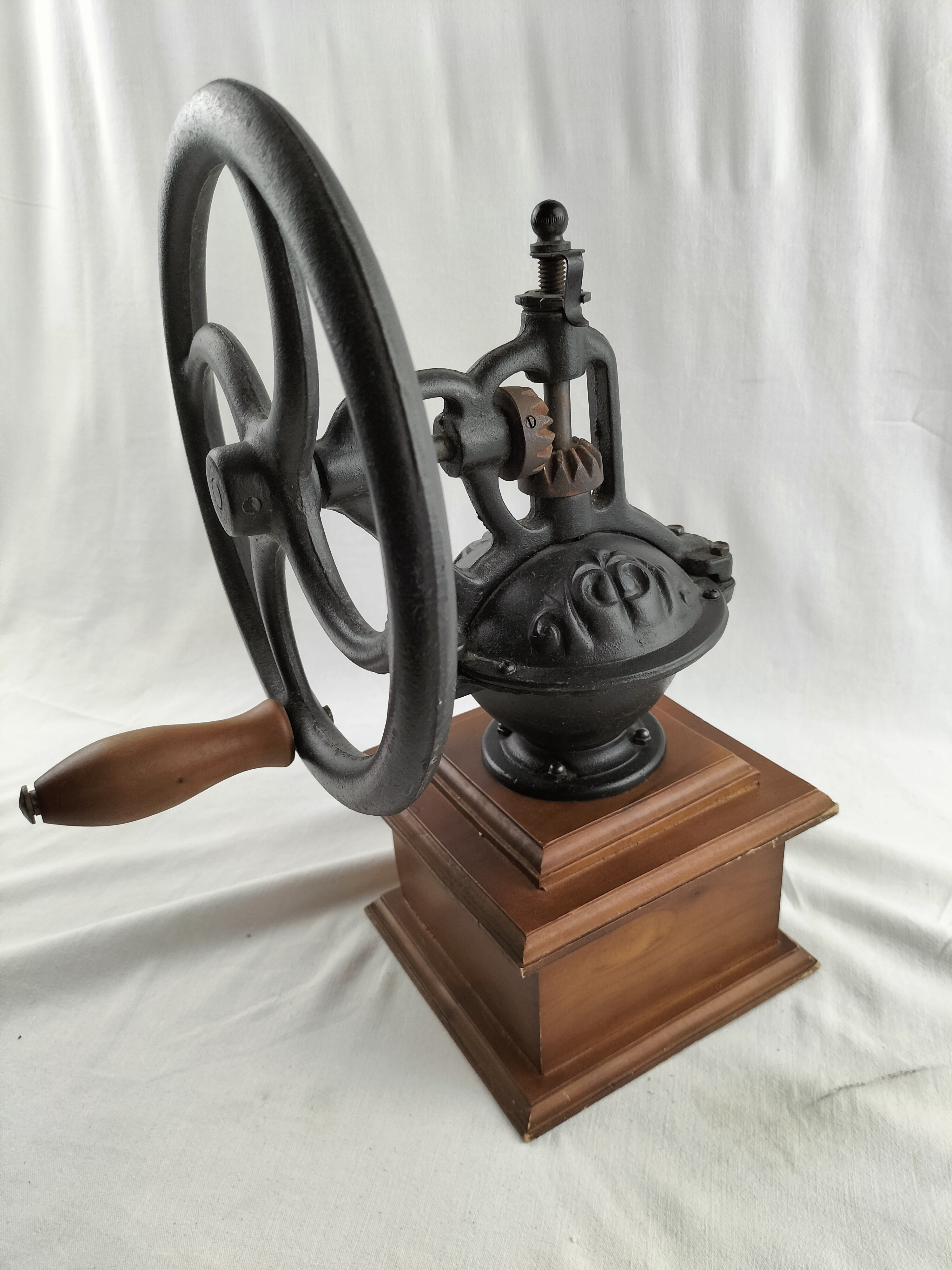 Voir photo 5 de ☕✨ Ancien Moulin à Café Manuel en Fonte & Bois – Style Vintage / Rétro – Grande Taille ✨☕ ☕✨ Ancien Moulin à Café Manuel en Fonte & Bois – Style Vintage / Rétro – Grande Taille ✨☕ Bon état reconditionné photo 5