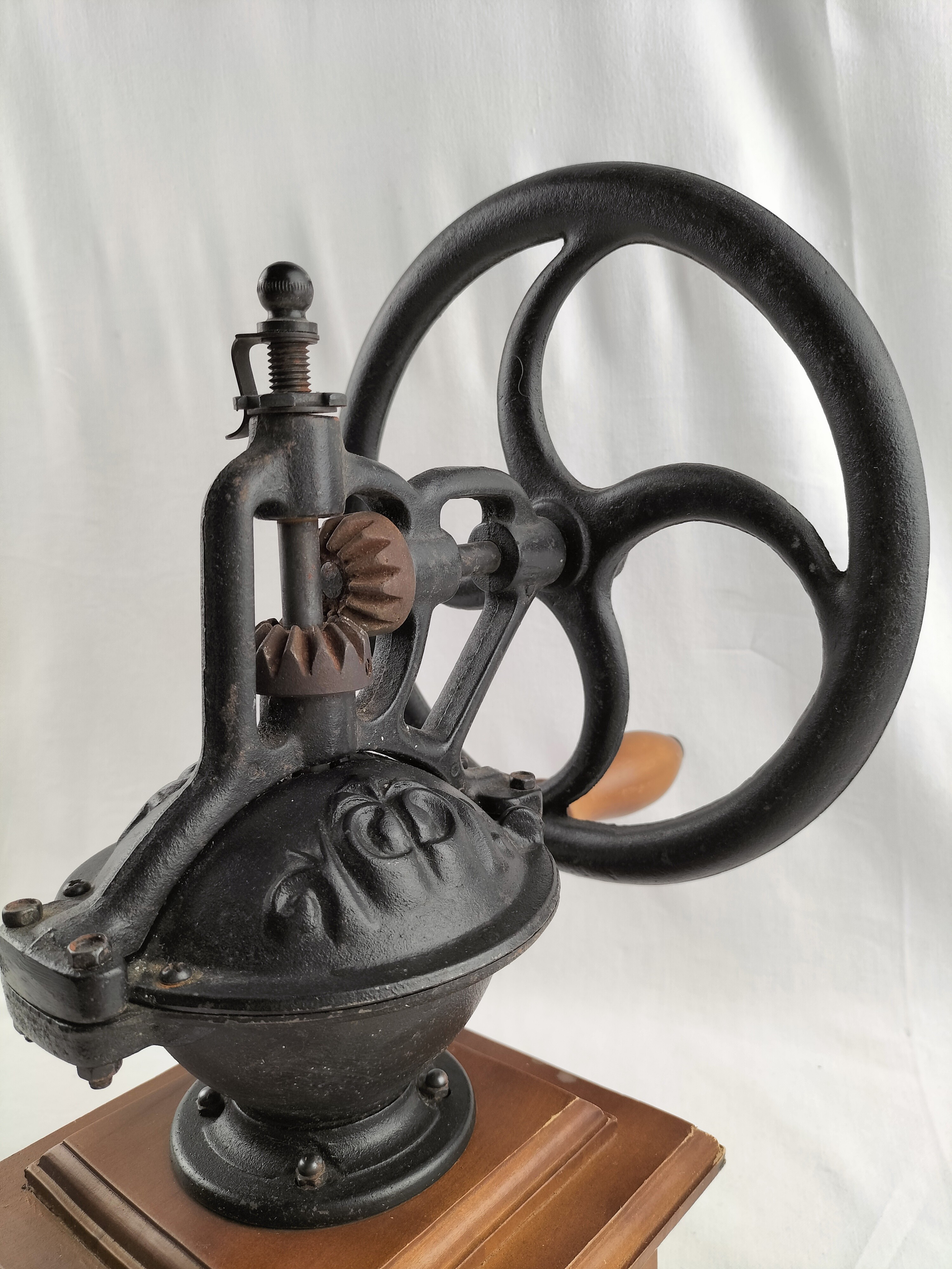 Voir photo 8 de ☕✨ Ancien Moulin à Café Manuel en Fonte & Bois – Style Vintage / Rétro – Grande Taille ✨☕ ☕✨ Ancien Moulin à Café Manuel en Fonte & Bois – Style Vintage / Rétro – Grande Taille ✨☕ Bon état reconditionné photo 8