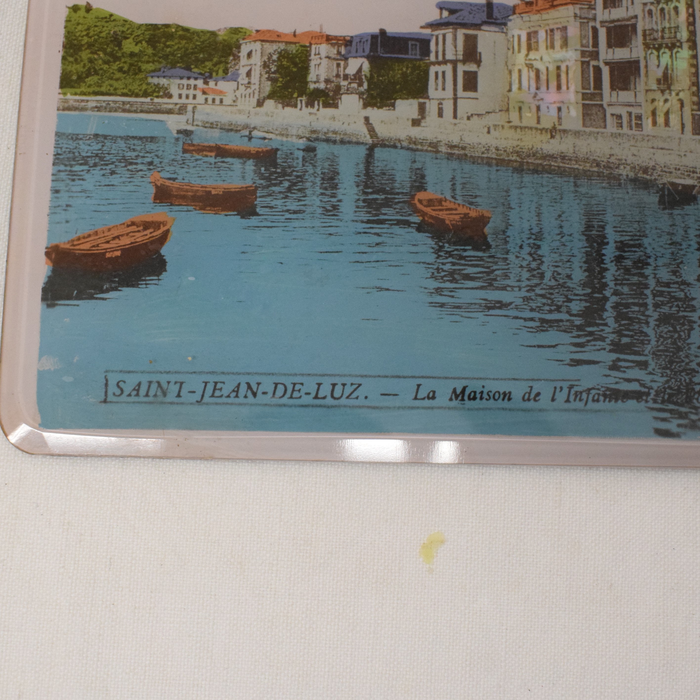 Voir photo 2 de Ancien objet souvenir carte postale collée sous verre St Jean de Luz Ancien objet souvenir carte postale collée sous verre St Jean de Luz État correct reconditionné photo 2