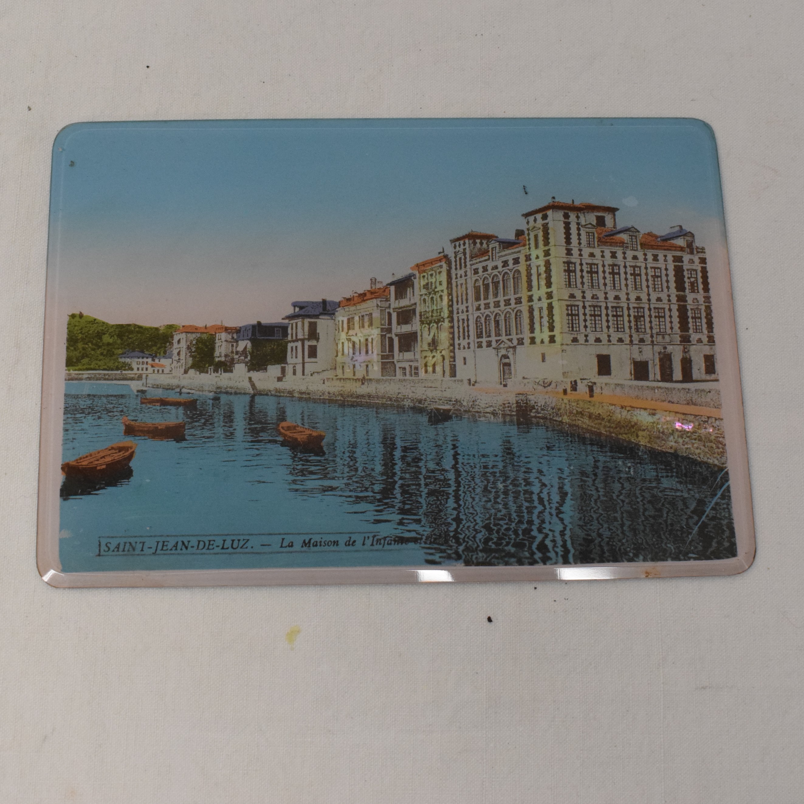 Ancien objet souvenir carte postale collée sous verre St Jean de Luz État correct - 10,00 € Ancien objet souvenir carte postale collée sous verre St Jean de Luz État correct reconditionné disponible sur Label Emmaüs