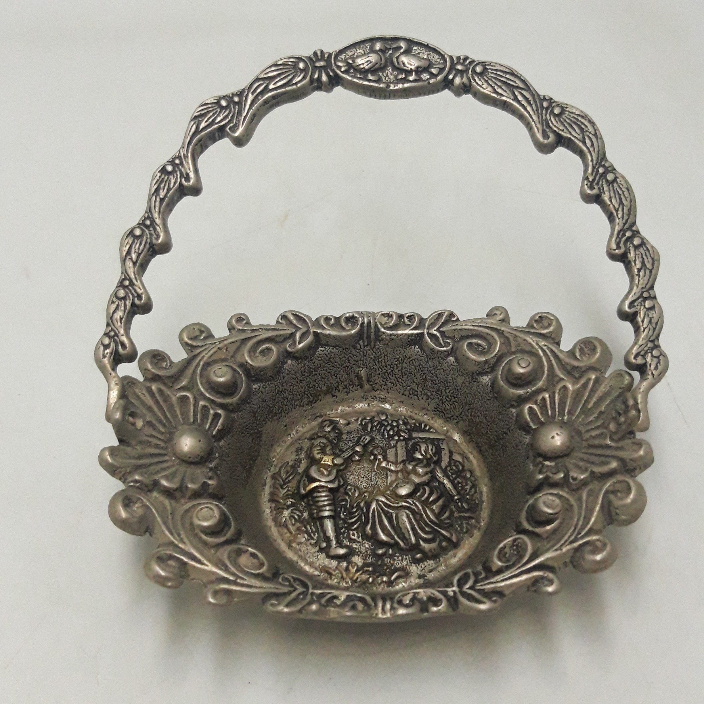 Voir photo 6 de Ancien panier vide poche en métal argent Ancien panier vide poche en métal argent Bon état reconditionné photo 6