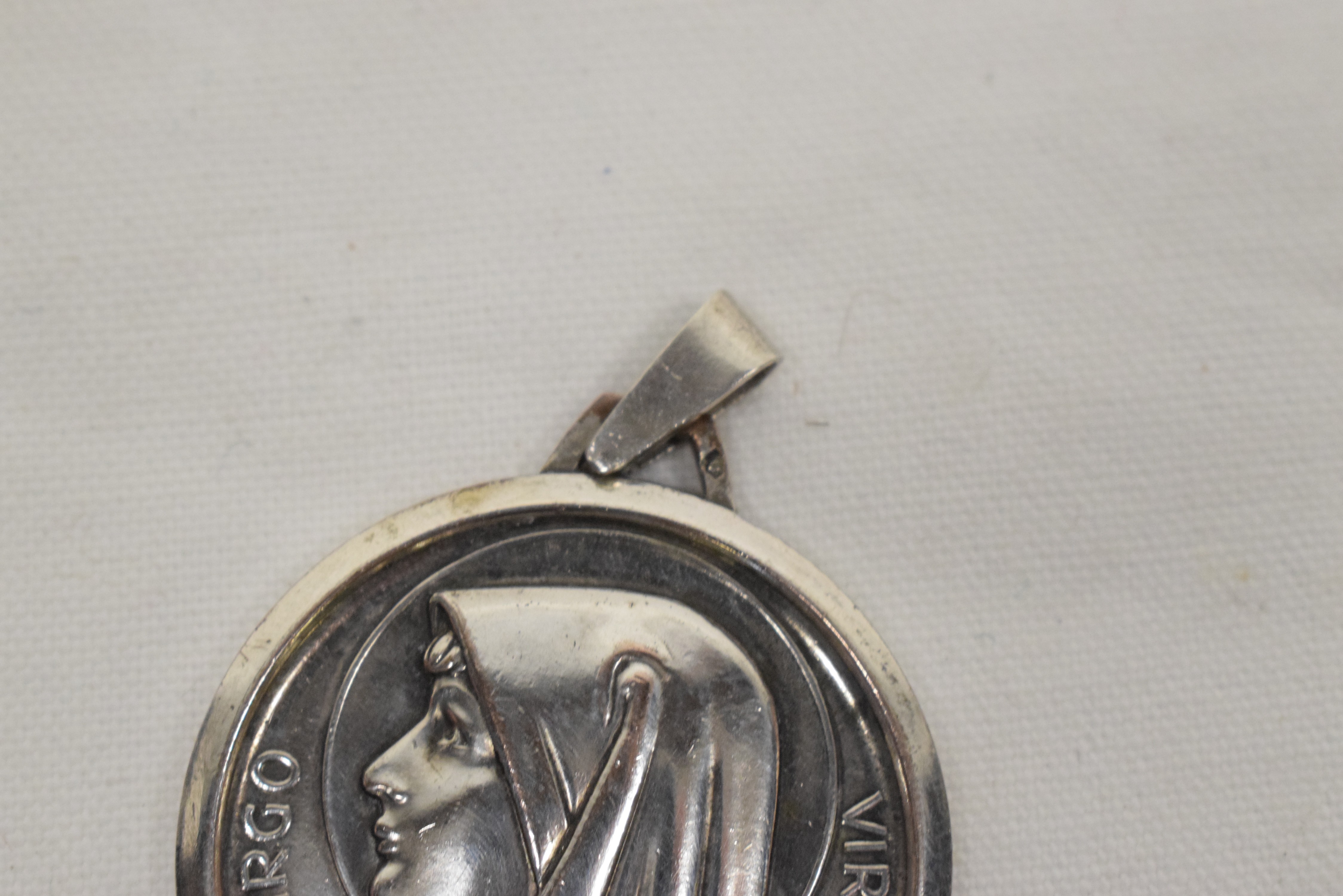 Voir photo 3 de Ancien pendentif métal la vierge Marie Lourdes Ancien pendentif métal la vierge Marie Lourdes État correct reconditionné photo 3