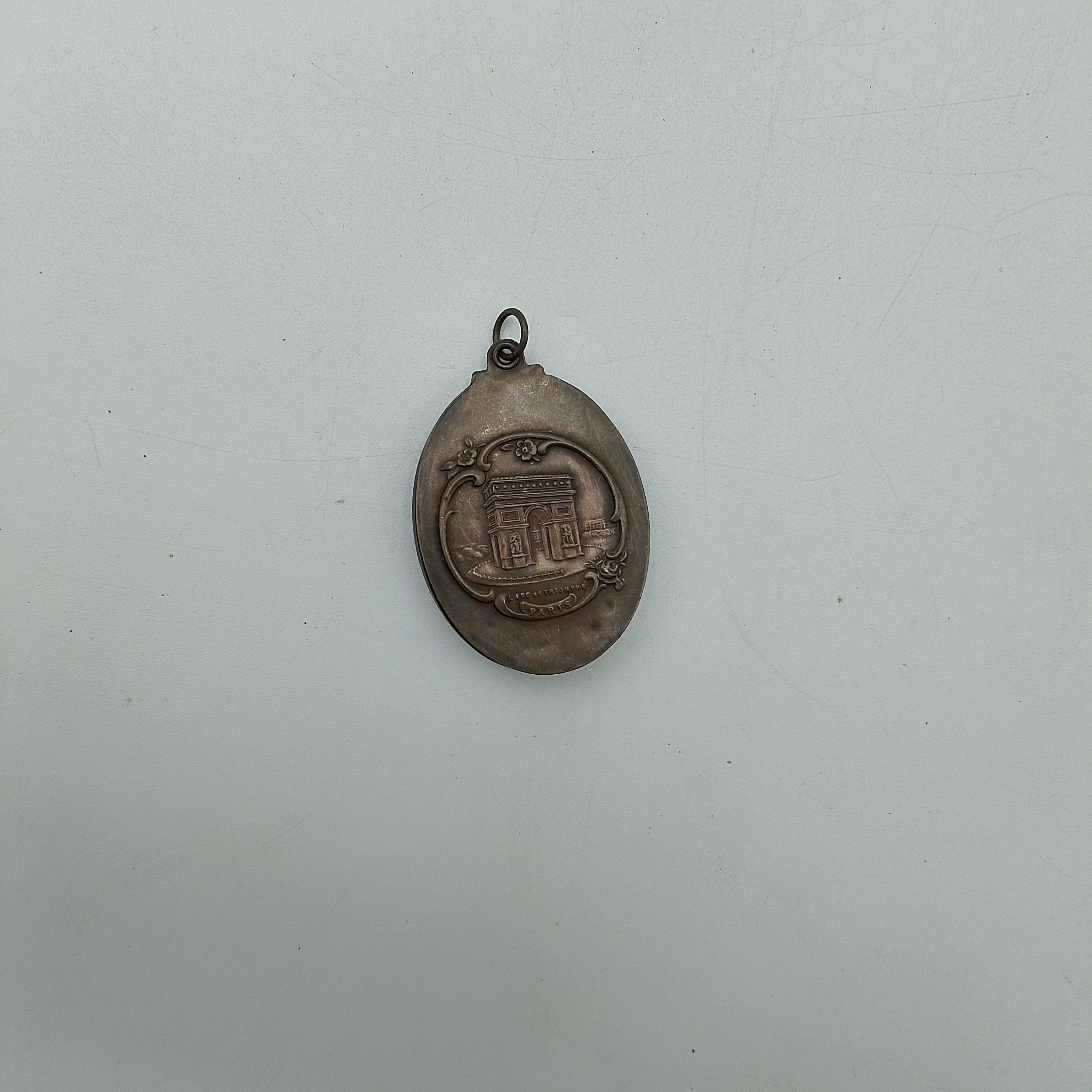 Voir photo 4 de Ancien pendentif miroir Art Nouveau "Arc de Triomphe" Ancien pendentif miroir Art Nouveau "Arc de Triomphe" Bon état reconditionné photo 4