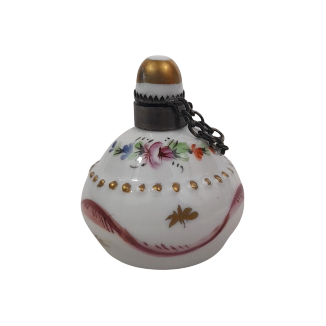 Ancien Petit Flacon de Parfum en Porcelaine de Limoges – Peint à la Main Bon état - 15,00 € Ancien Petit Flacon de Parfum en Porcelaine de Limoges – Peint à la Main Bon état reconditionné disponible sur Label Emmaüs