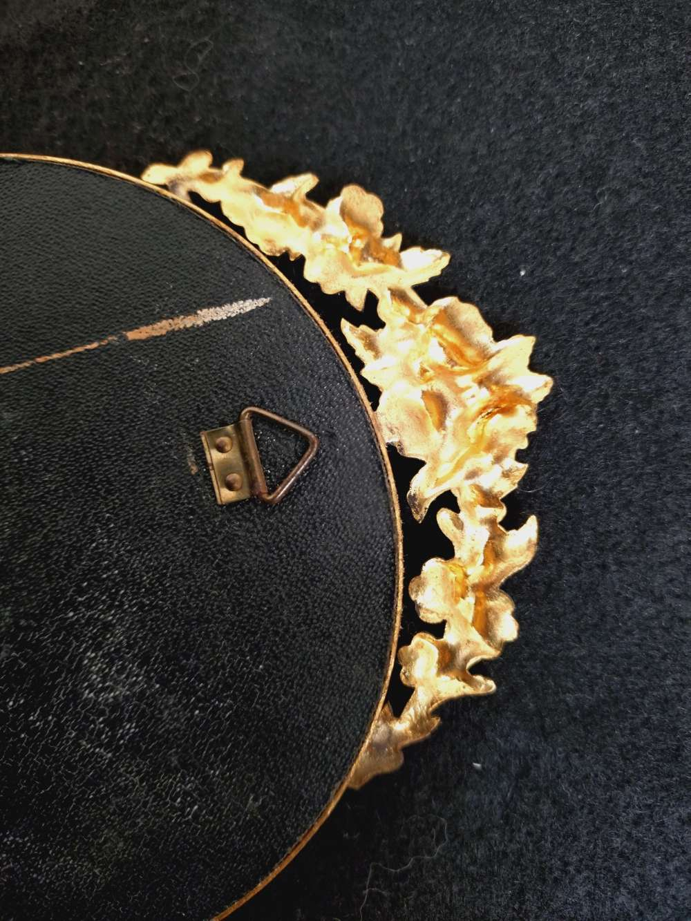 Voir photo 11 de Ancien petit miroir de sorcière bombé et rond en laiton moulé style empire. Ancien petit miroir de sorcière bombé et rond en laiton moulé style empire. Bon état reconditionné photo 11