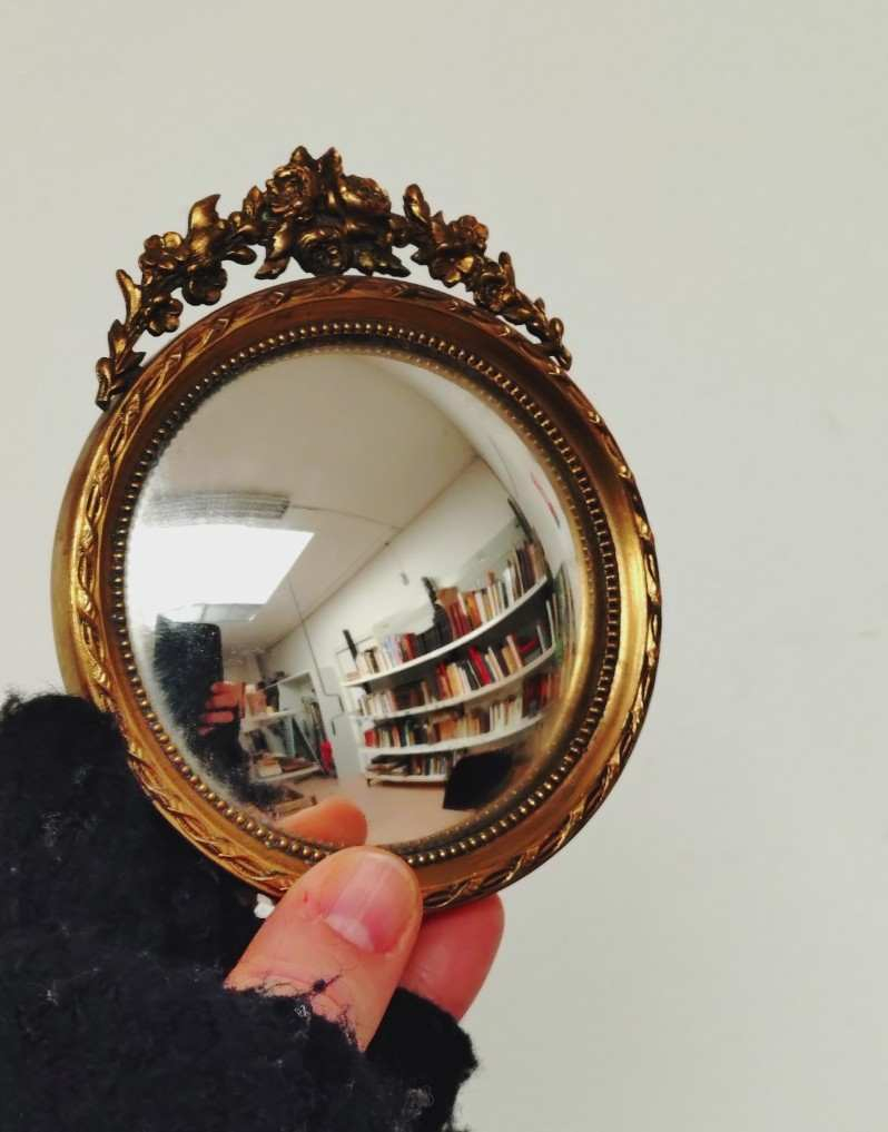 Voir photo 12 de Ancien petit miroir de sorcière bombé et rond en laiton moulé style empire. Ancien petit miroir de sorcière bombé et rond en laiton moulé style empire. Bon état reconditionné photo 12