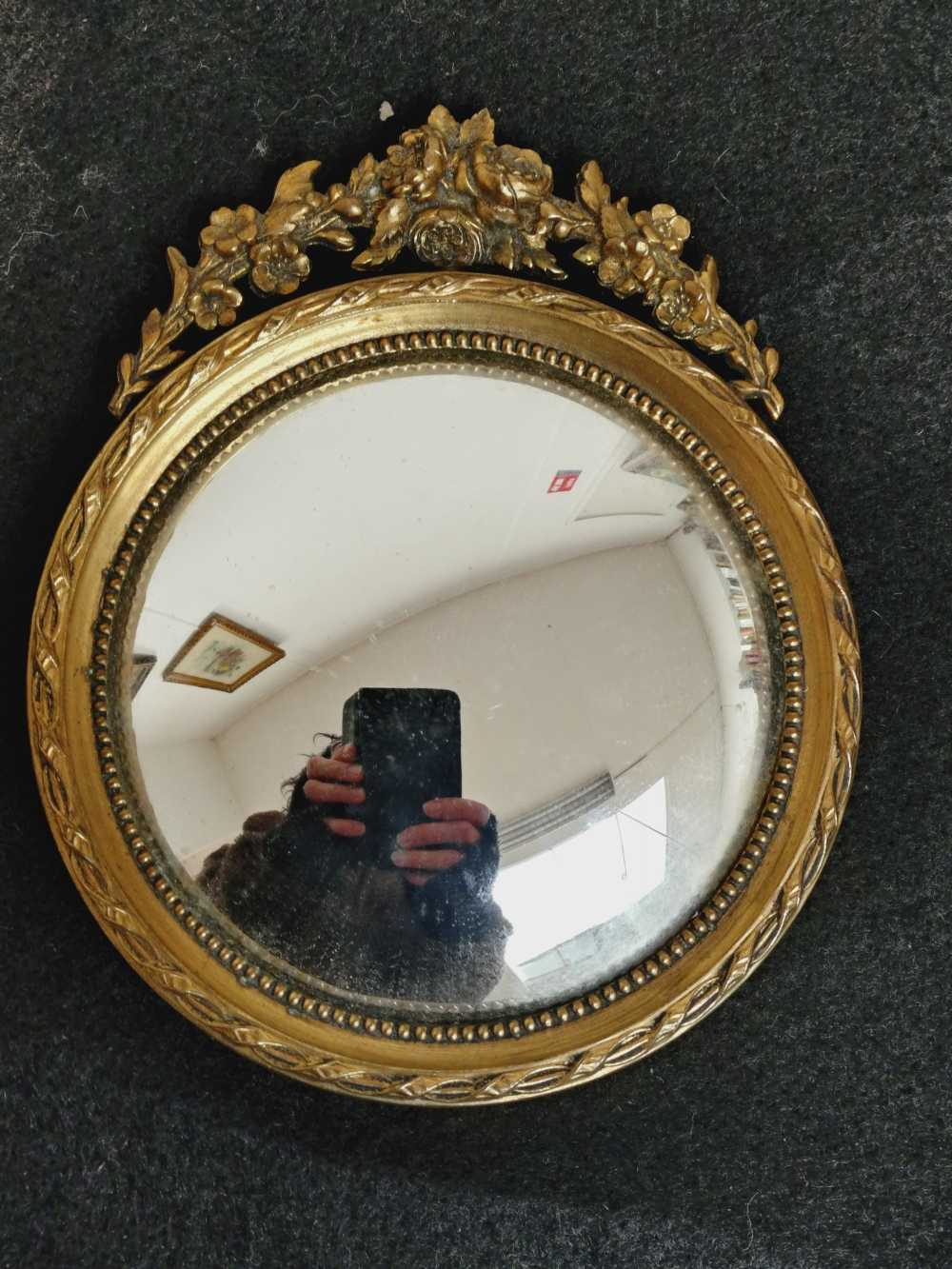 Voir photo 2 de Ancien petit miroir de sorcière bombé et rond en laiton moulé style empire. Ancien petit miroir de sorcière bombé et rond en laiton moulé style empire. Bon état reconditionné photo 2