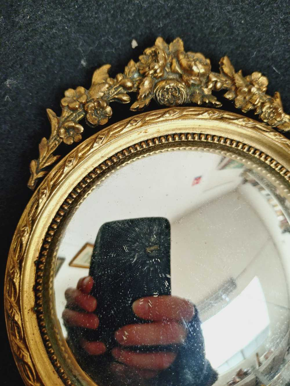 Voir photo 3 de Ancien petit miroir de sorcière bombé et rond en laiton moulé style empire. Ancien petit miroir de sorcière bombé et rond en laiton moulé style empire. Bon état reconditionné photo 3