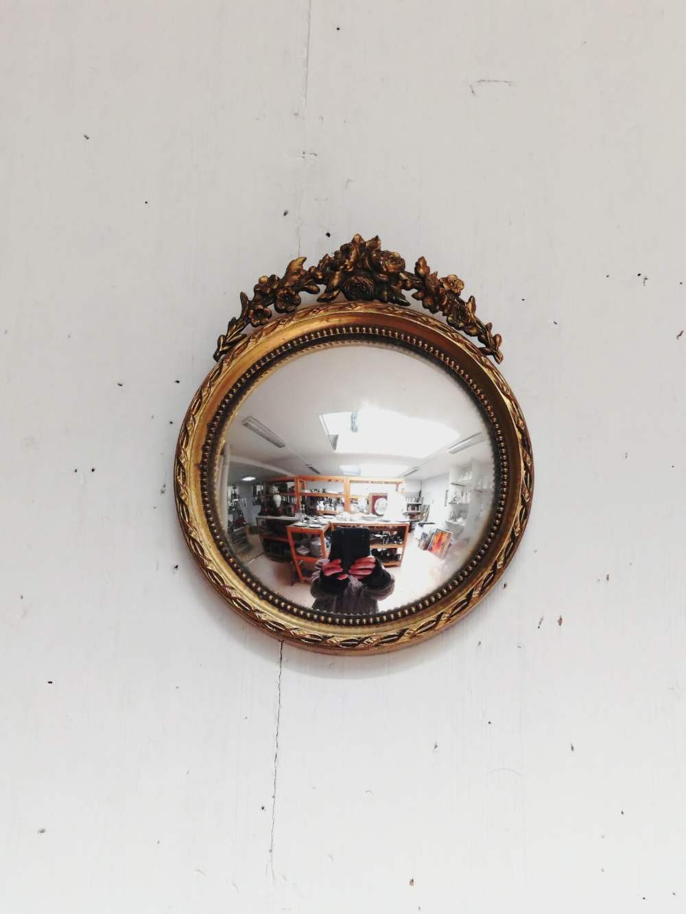 Voir photo 4 de Ancien petit miroir de sorcière bombé et rond en laiton moulé style empire. Ancien petit miroir de sorcière bombé et rond en laiton moulé style empire. Bon état reconditionné photo 4