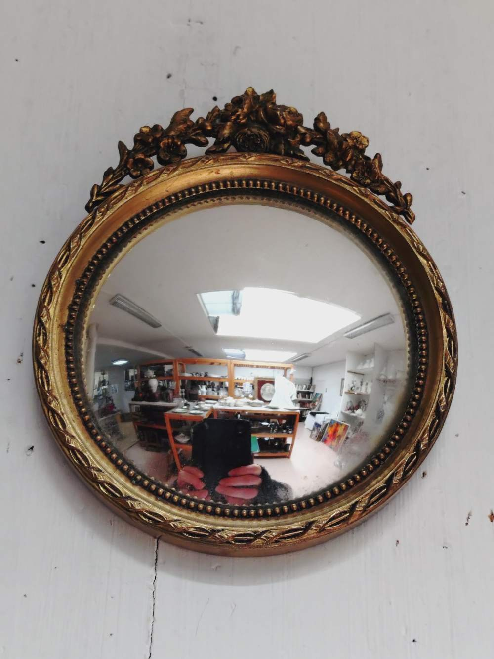 Voir photo 5 de Ancien petit miroir de sorcière bombé et rond en laiton moulé style empire. Ancien petit miroir de sorcière bombé et rond en laiton moulé style empire. Bon état reconditionné photo 5