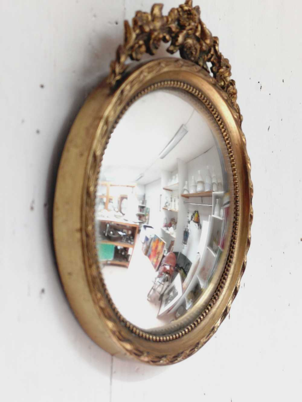 Voir photo 6 de Ancien petit miroir de sorcière bombé et rond en laiton moulé style empire. Ancien petit miroir de sorcière bombé et rond en laiton moulé style empire. Bon état reconditionné photo 6