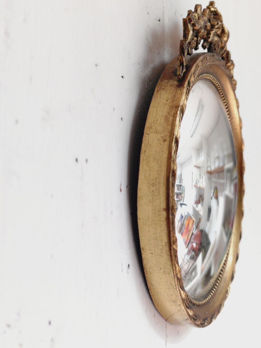 Voir photo 7 de Ancien petit miroir de sorcière bombé et rond en laiton moulé style empire. Ancien petit miroir de sorcière bombé et rond en laiton moulé style empire. Bon état reconditionné photo 7