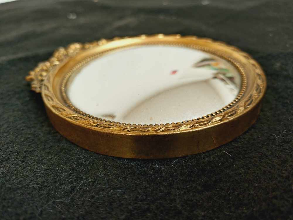 Voir photo 8 de Ancien petit miroir de sorcière bombé et rond en laiton moulé style empire. Ancien petit miroir de sorcière bombé et rond en laiton moulé style empire. Bon état reconditionné photo 8