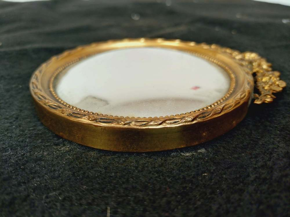 Voir photo 9 de Ancien petit miroir de sorcière bombé et rond en laiton moulé style empire. Ancien petit miroir de sorcière bombé et rond en laiton moulé style empire. Bon état reconditionné photo 9