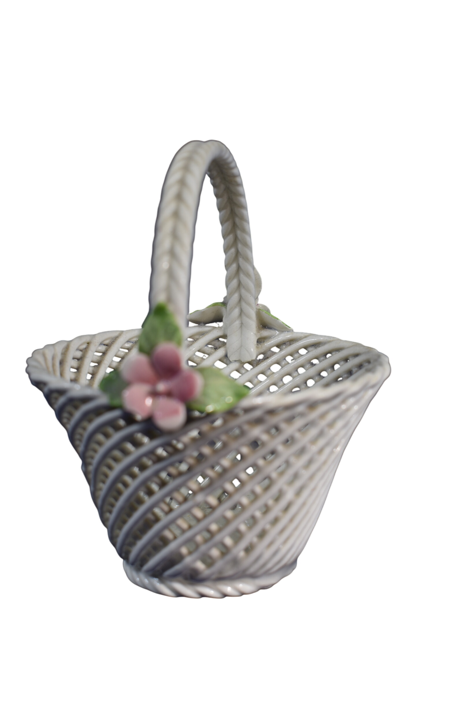 Acheter Ancien petit panier en céramique tressée, hauteur 11, et diamètre 11 cm. Bon état - 10,00 € Ancien petit panier en céramique tressée, hauteur 11, et diamètre 11 cm. Bon état reconditionné disponible sur Label Emmaüs