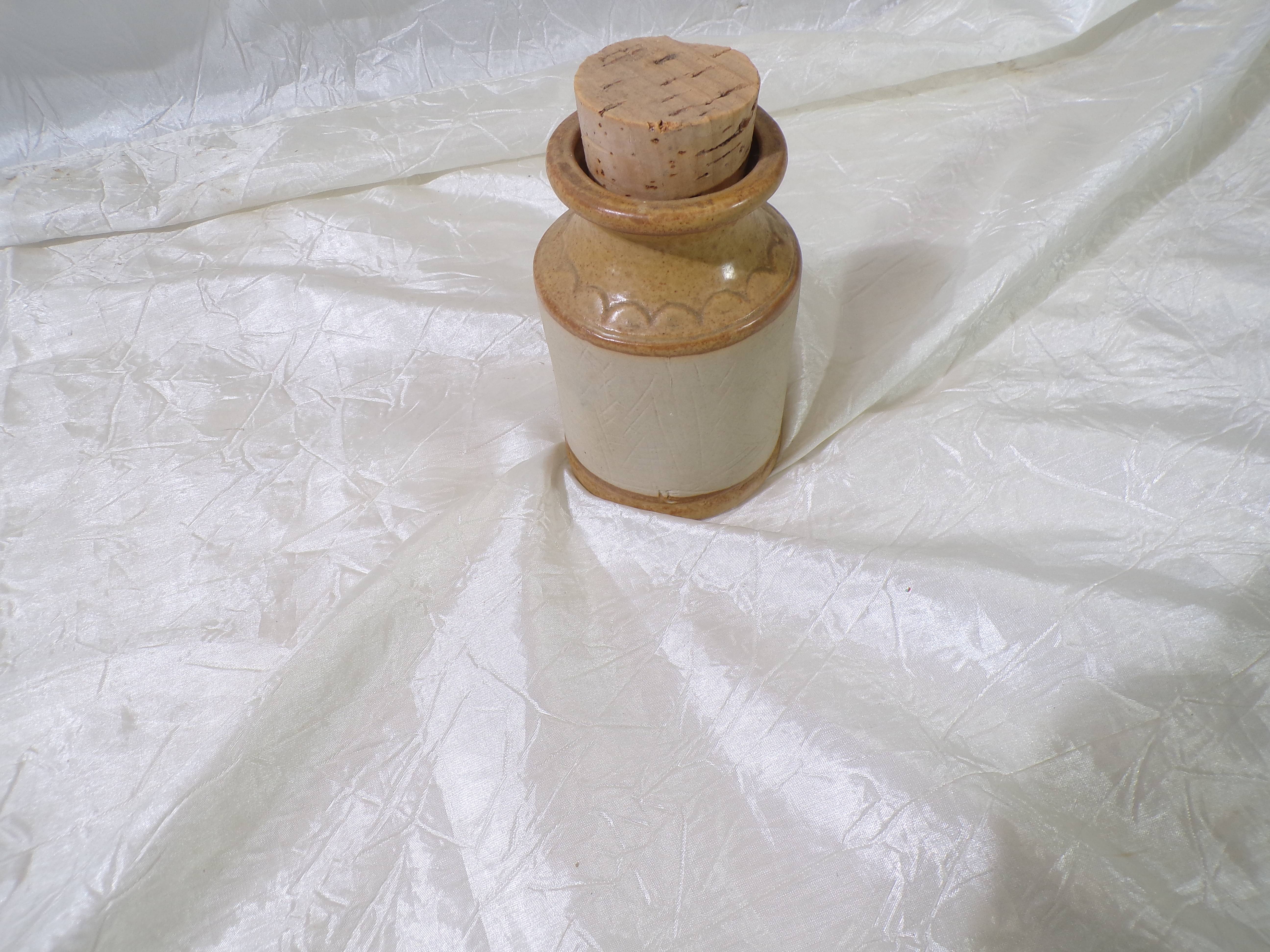 Voir photo 2 de Ancien petit pot en grès vintage avec bouchon en liège – Décor fruits en relief Ancien petit pot en grès vintage avec bouchon en liège – Décor fruits en relief Très bon état reconditionné photo 2