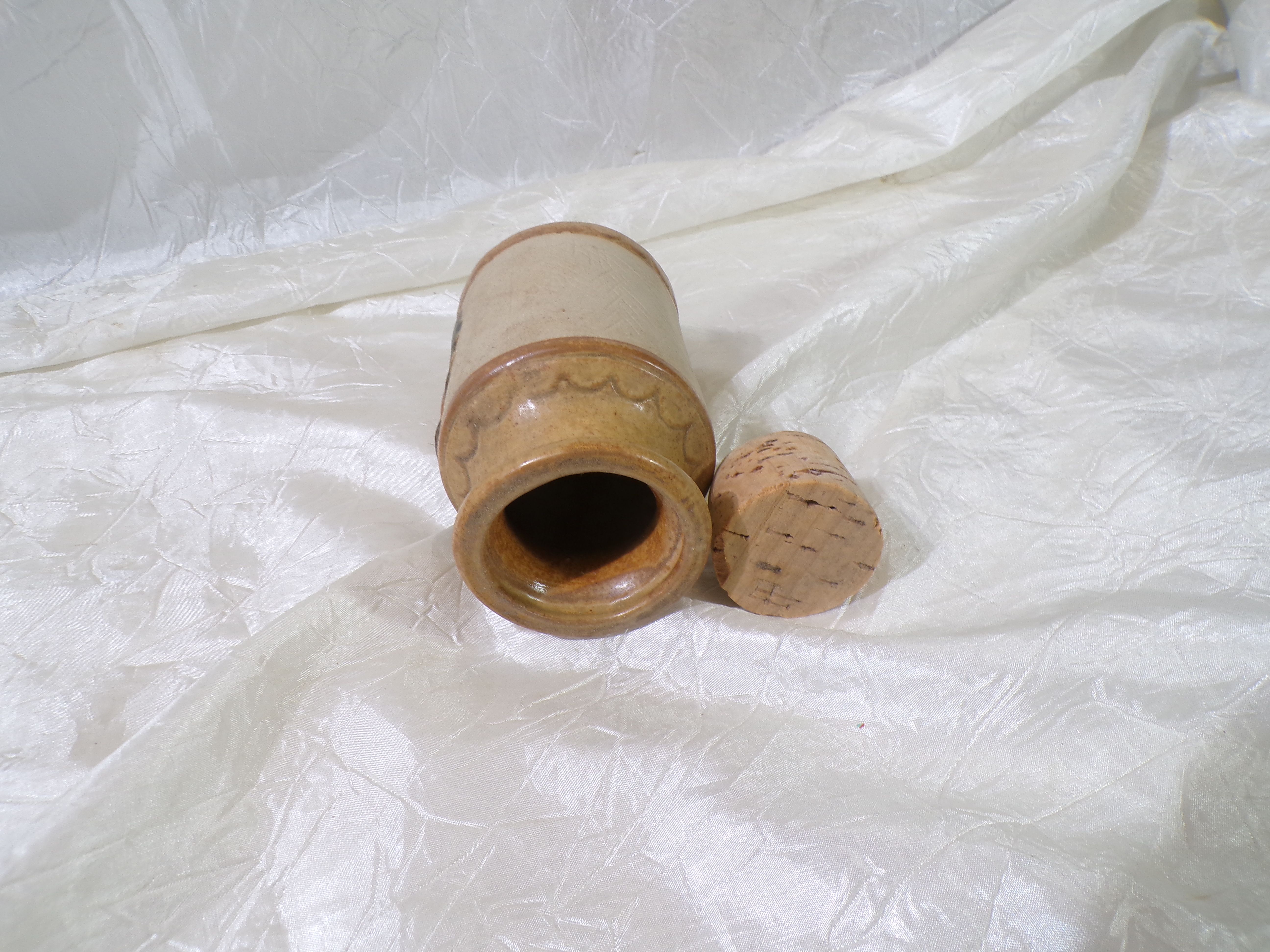 Voir photo 3 de Ancien petit pot en grès vintage avec bouchon en liège – Décor fruits en relief Ancien petit pot en grès vintage avec bouchon en liège – Décor fruits en relief Très bon état reconditionné photo 3