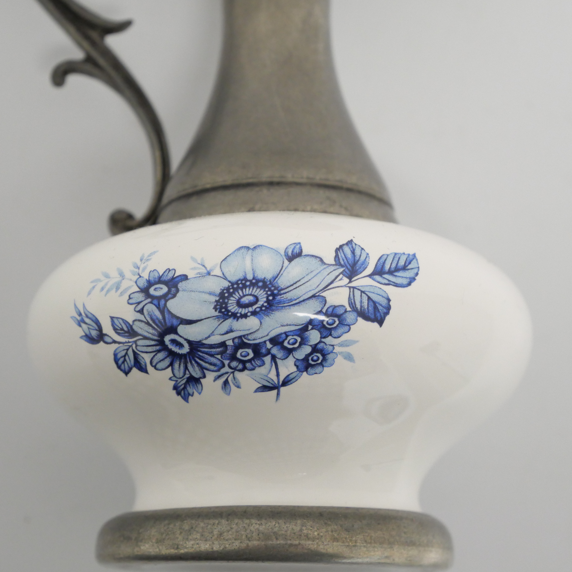 Voir photo 4 de Ancien pichet décoratif en porcelaine florale et monture étain Ancien pichet décoratif en porcelaine florale et monture étain reconditionné photo 4