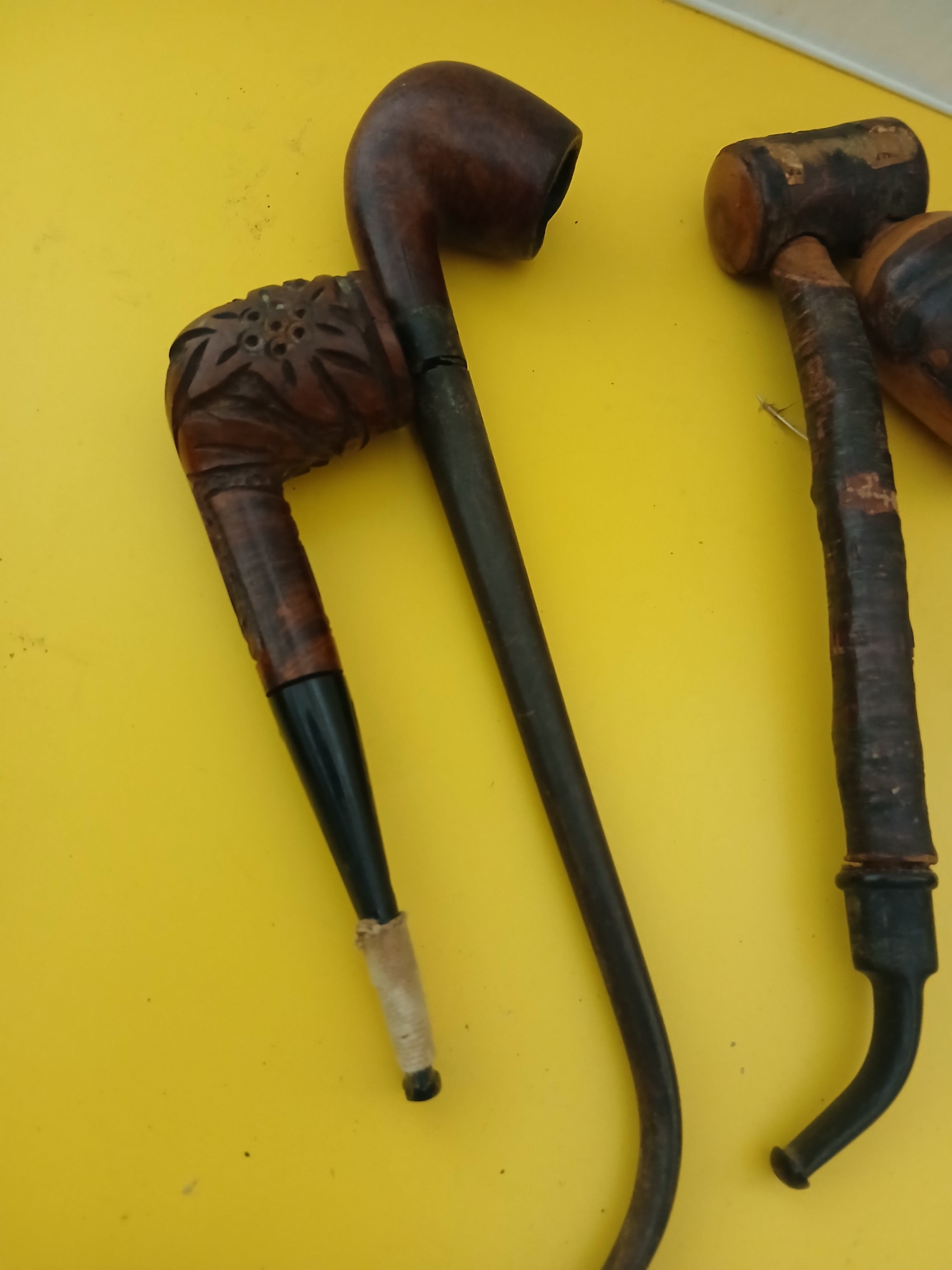 Voir photo 4 de Ancien porte pipe en bois et 4 pipes. Ancien porte pipe en bois et 4 pipes. Bon état reconditionné photo 4