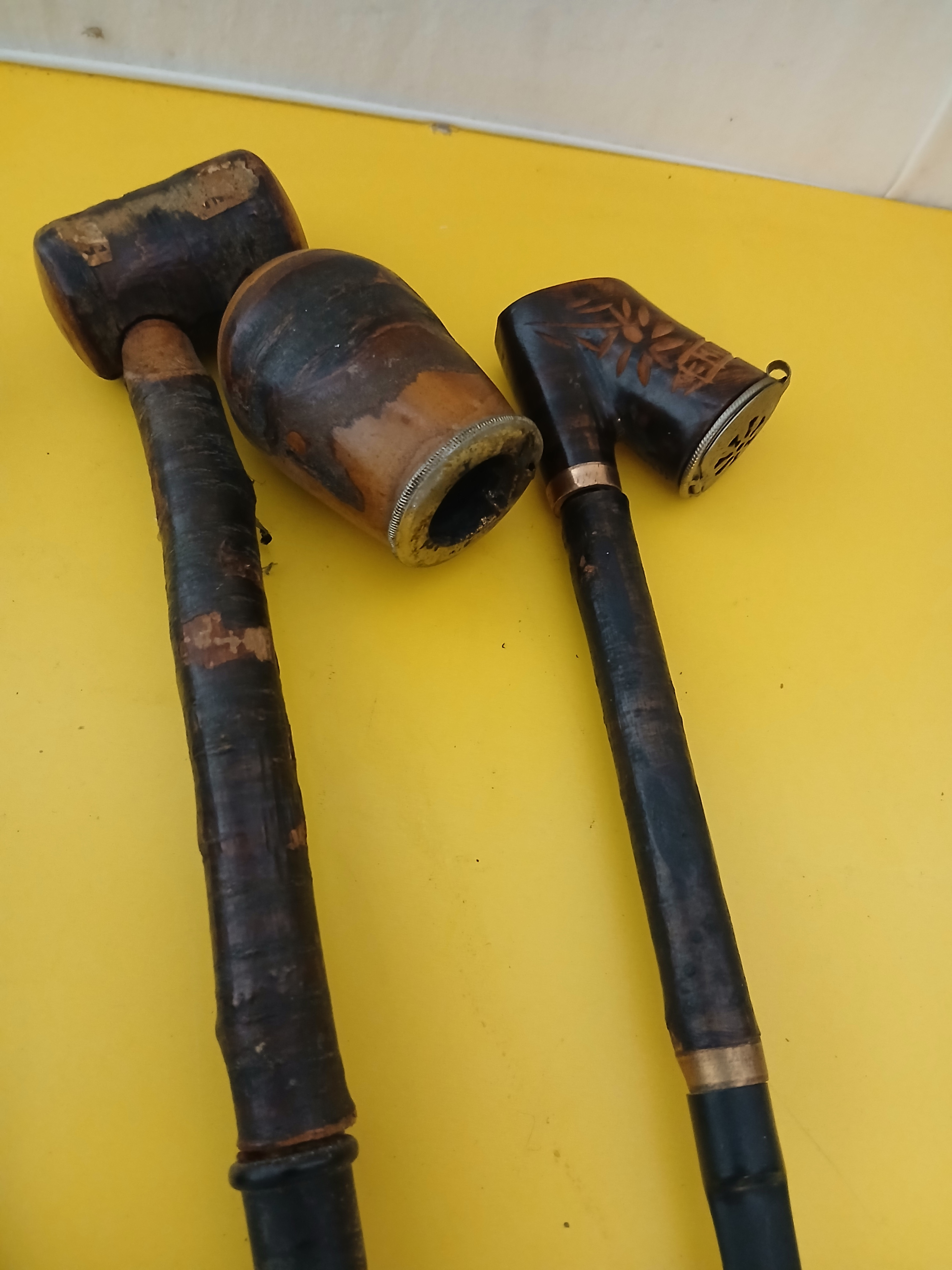 Voir photo 5 de Ancien porte pipe en bois et 4 pipes. Ancien porte pipe en bois et 4 pipes. Bon état reconditionné photo 5
