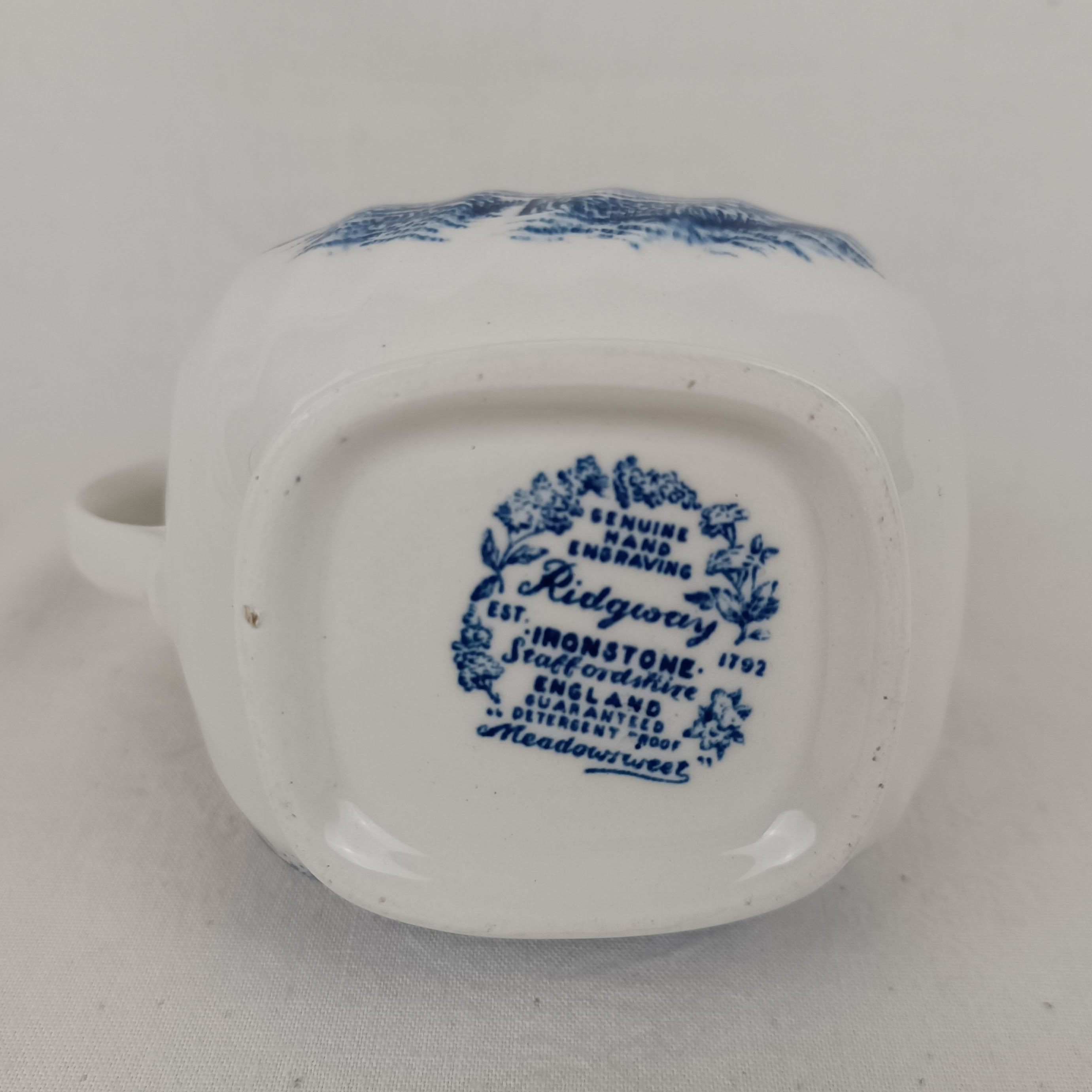 Voir photo 2 de Ancien pot à lait, faïence anglaise, blanc avec motif de maison bleu Ancien pot à lait, faïence anglaise, blanc avec motif de maison bleu Bon état reconditionné photo 2