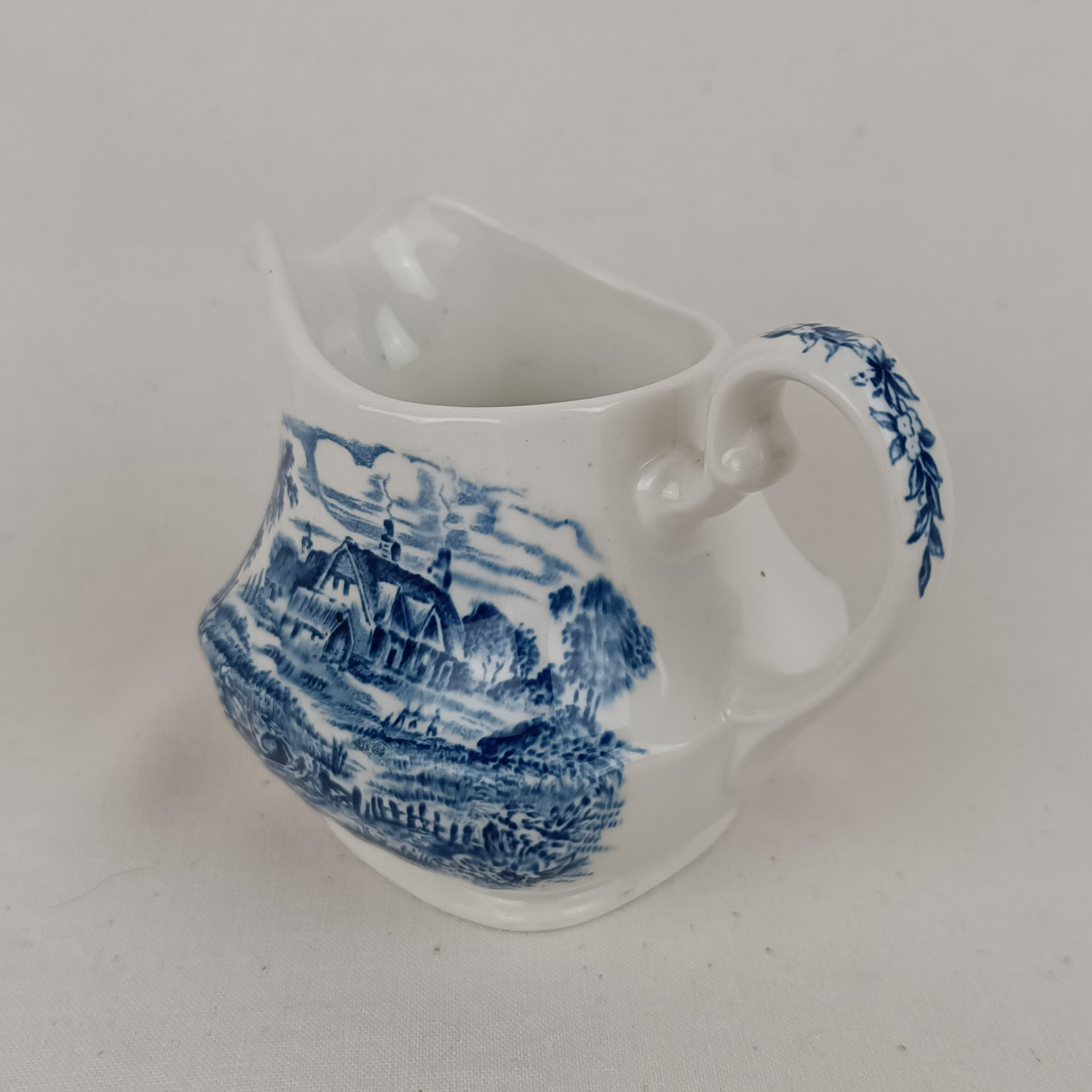 Voir photo 3 de Ancien pot à lait, faïence anglaise, blanc avec motif de maison bleu Ancien pot à lait, faïence anglaise, blanc avec motif de maison bleu Bon état reconditionné photo 3