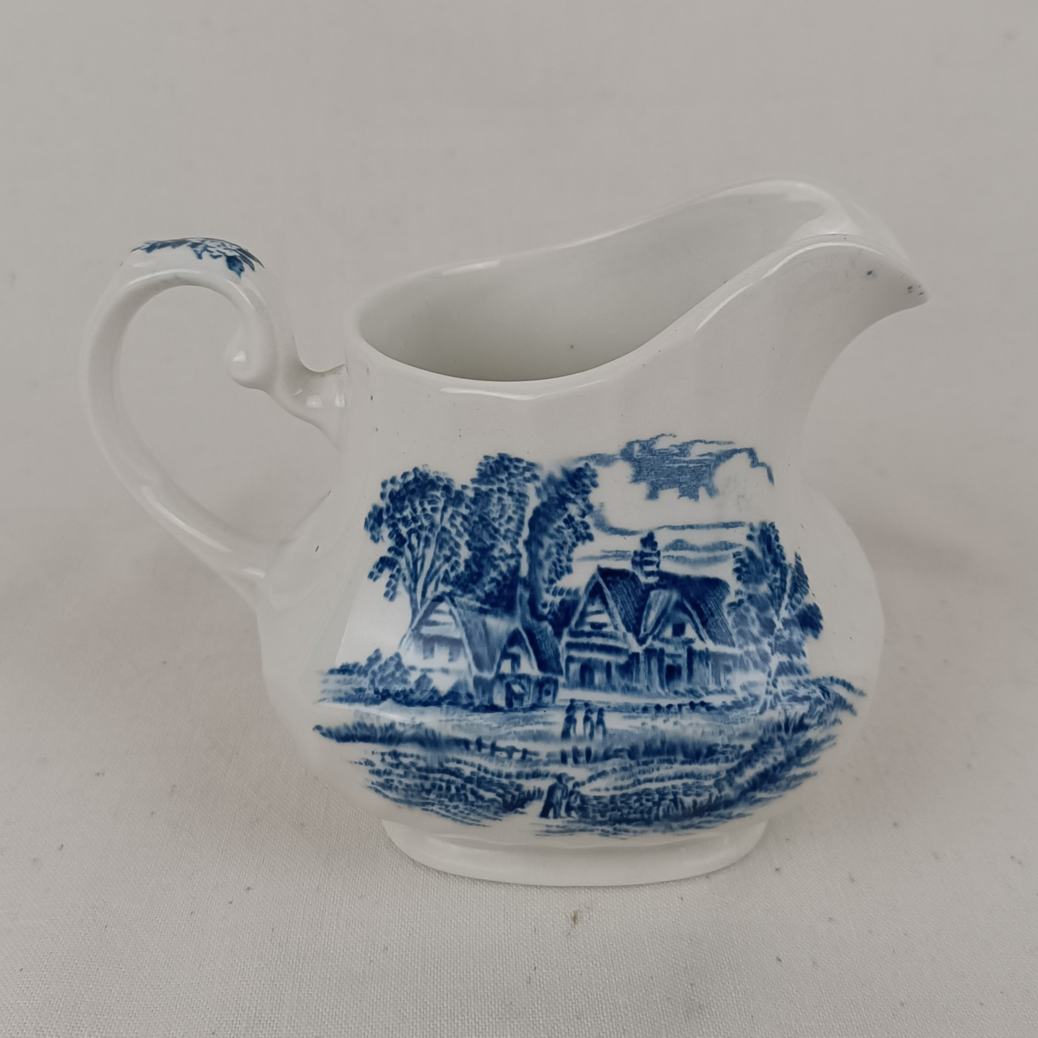Voir photo 4 de Ancien pot à lait, faïence anglaise, blanc avec motif de maison bleu Ancien pot à lait, faïence anglaise, blanc avec motif de maison bleu Bon état reconditionné photo 4