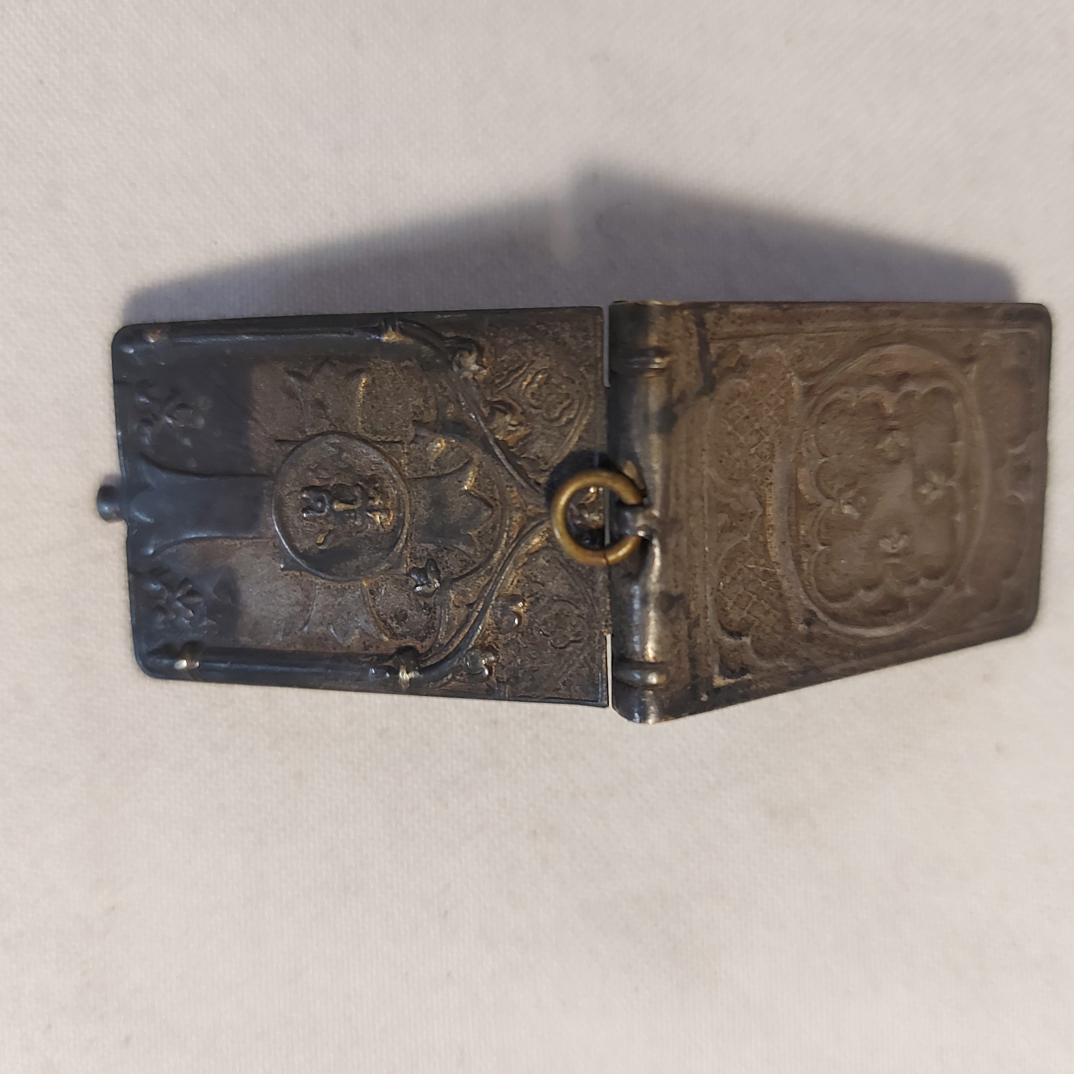 Voir photo 2 de Ancien Rare Pendentif Religieux Livre avec 14 Photos Montée au Calvaire, en argent Ancien Rare Pendentif Religieux Livre avec 14 Photos Montée au Calvaire, en argent Bon état reconditionné photo 2