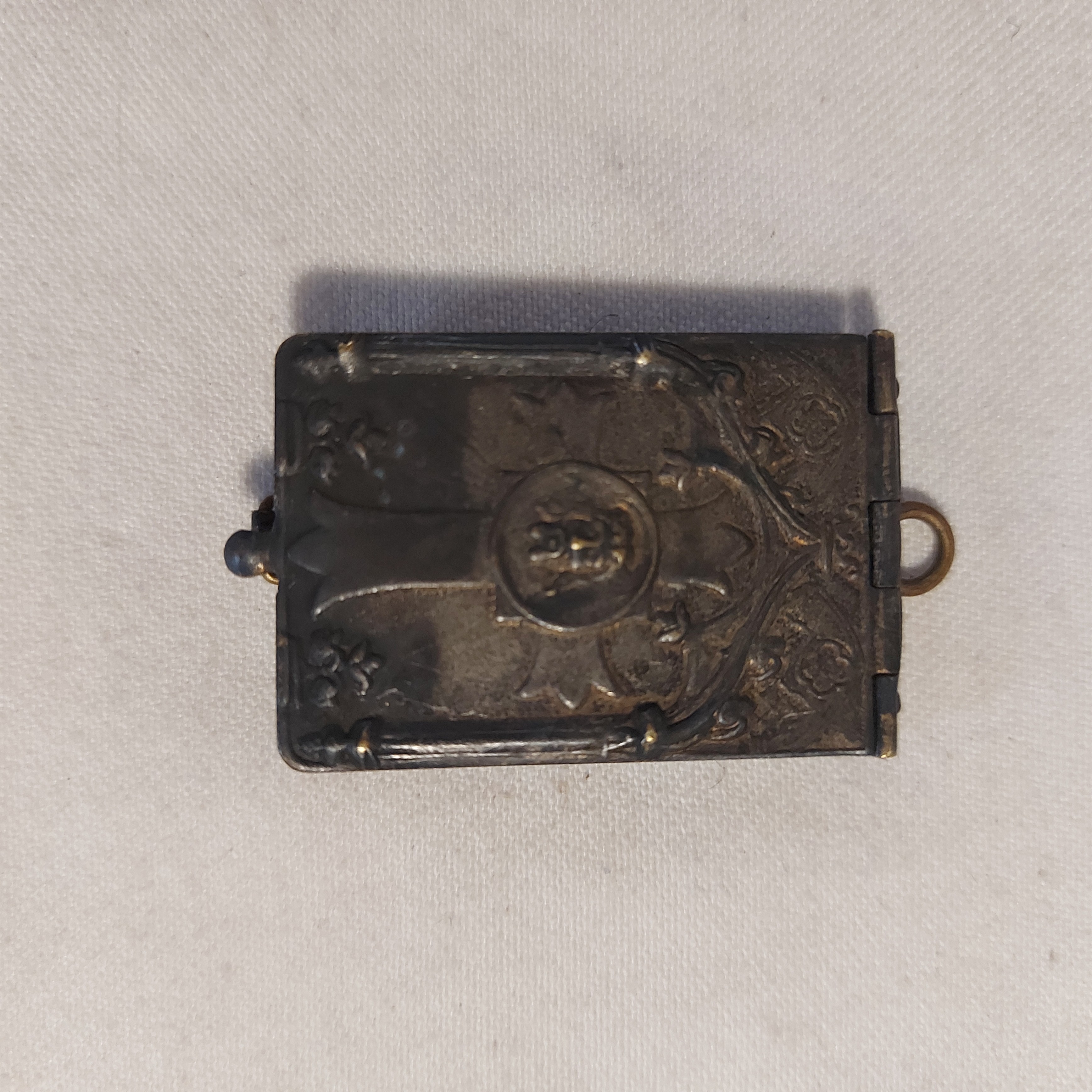 Voir photo 3 de Ancien Rare Pendentif Religieux Livre avec 14 Photos Montée au Calvaire, en argent Ancien Rare Pendentif Religieux Livre avec 14 Photos Montée au Calvaire, en argent Bon état reconditionné photo 3