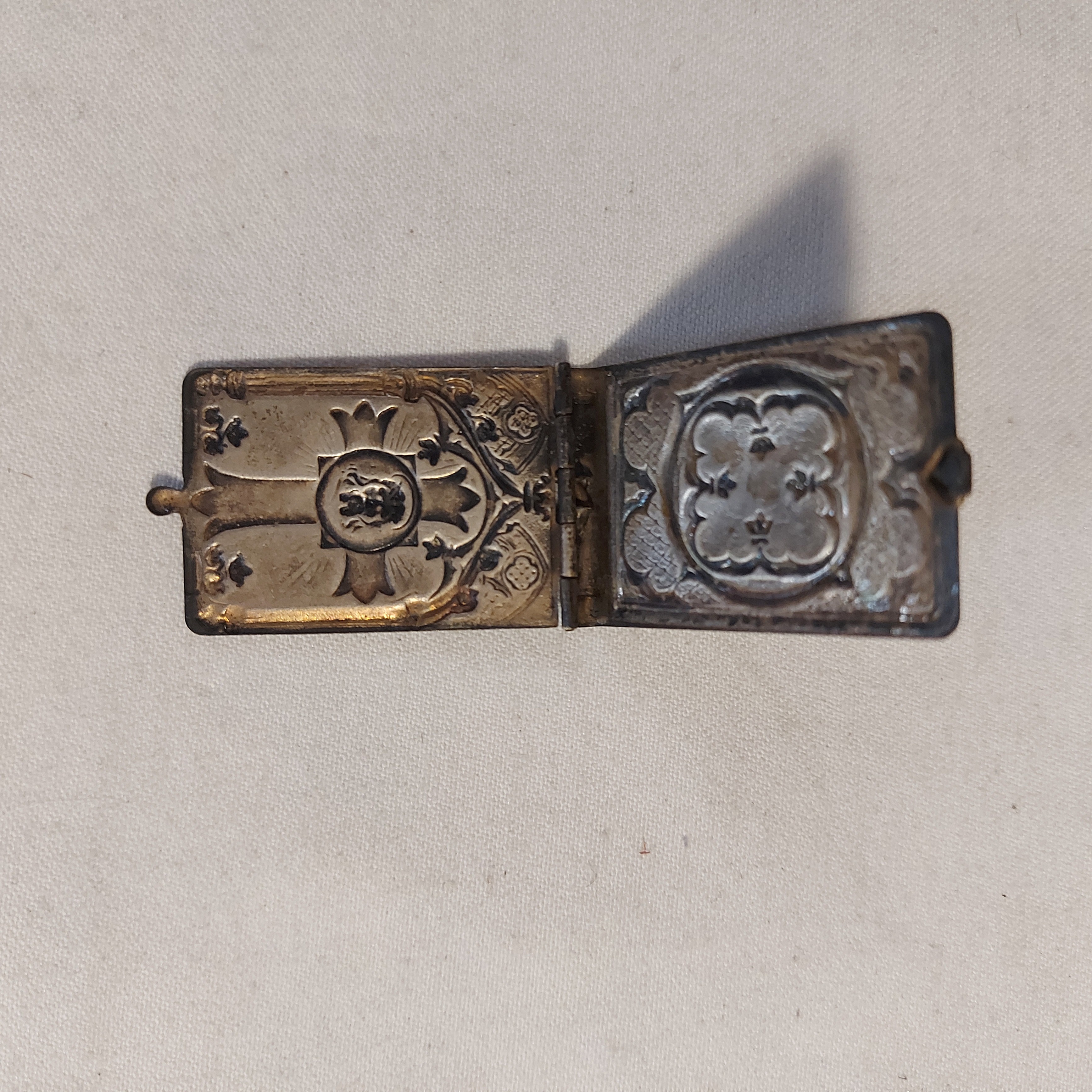 Voir photo 4 de Ancien Rare Pendentif Religieux Livre avec 14 Photos Montée au Calvaire, en argent Ancien Rare Pendentif Religieux Livre avec 14 Photos Montée au Calvaire, en argent Bon état reconditionné photo 4