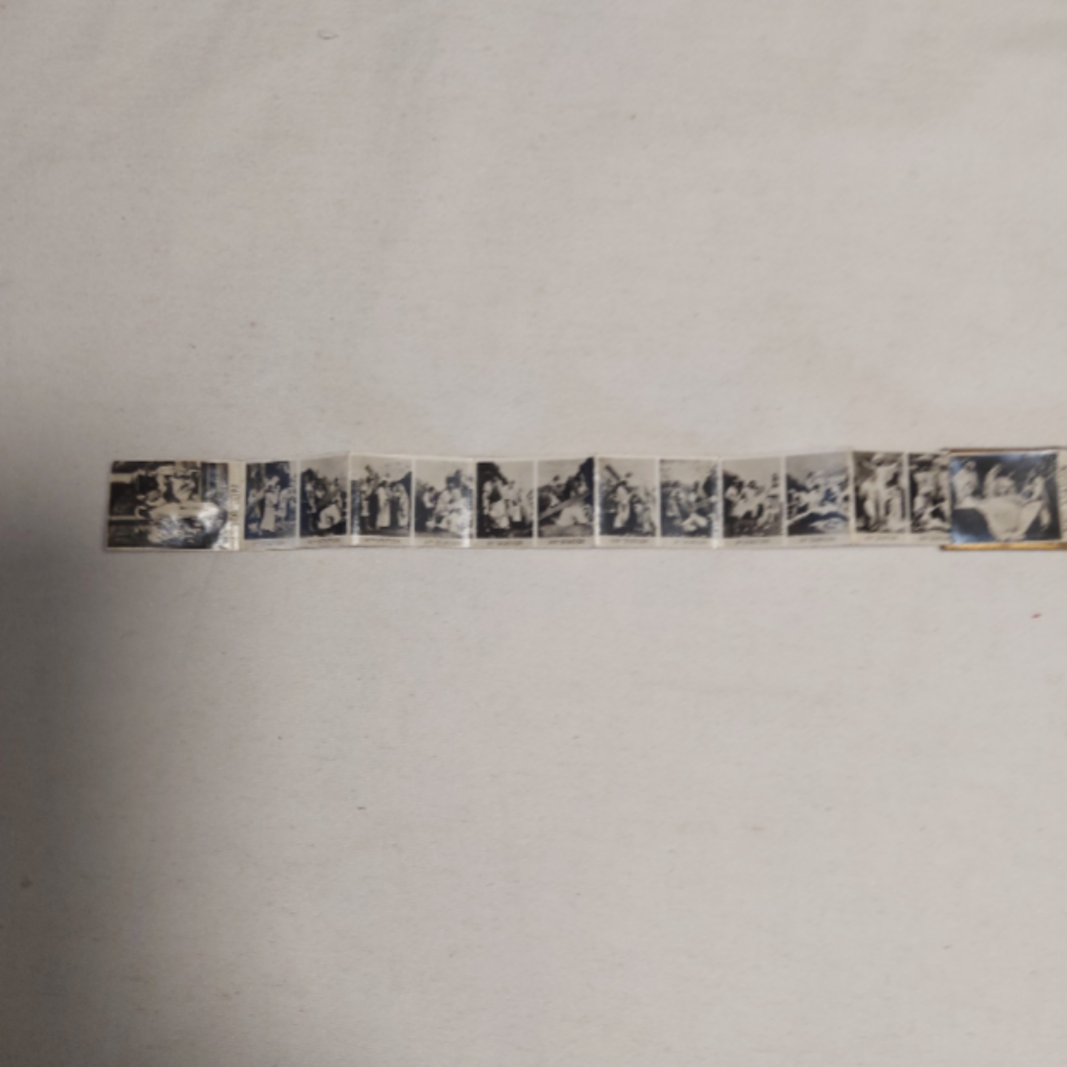 Voir photo 5 de Ancien Rare Pendentif Religieux Livre avec 14 Photos Montée au Calvaire, en argent Ancien Rare Pendentif Religieux Livre avec 14 Photos Montée au Calvaire, en argent Bon état reconditionné photo 5