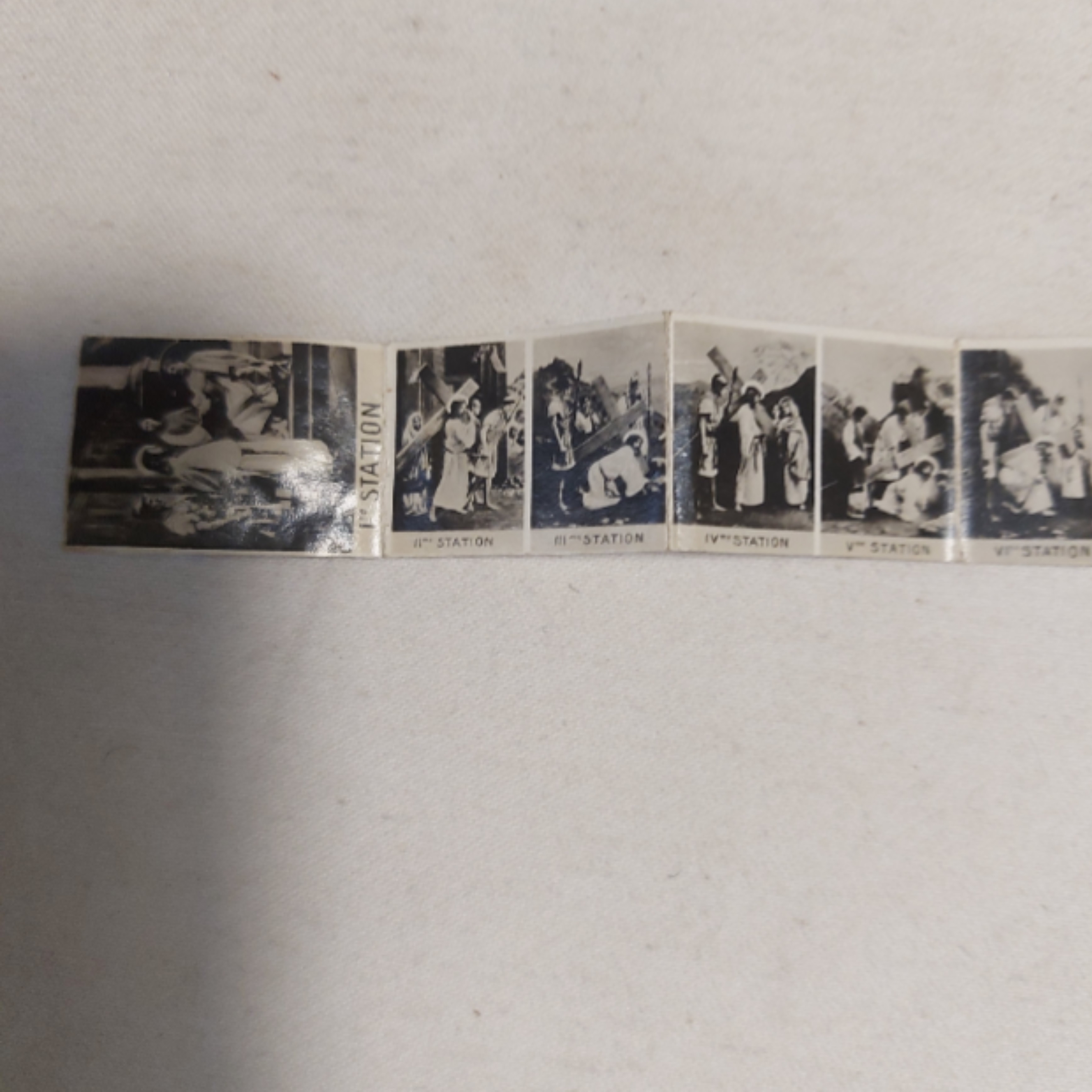 Voir photo 6 de Ancien Rare Pendentif Religieux Livre avec 14 Photos Montée au Calvaire, en argent Ancien Rare Pendentif Religieux Livre avec 14 Photos Montée au Calvaire, en argent Bon état reconditionné photo 6