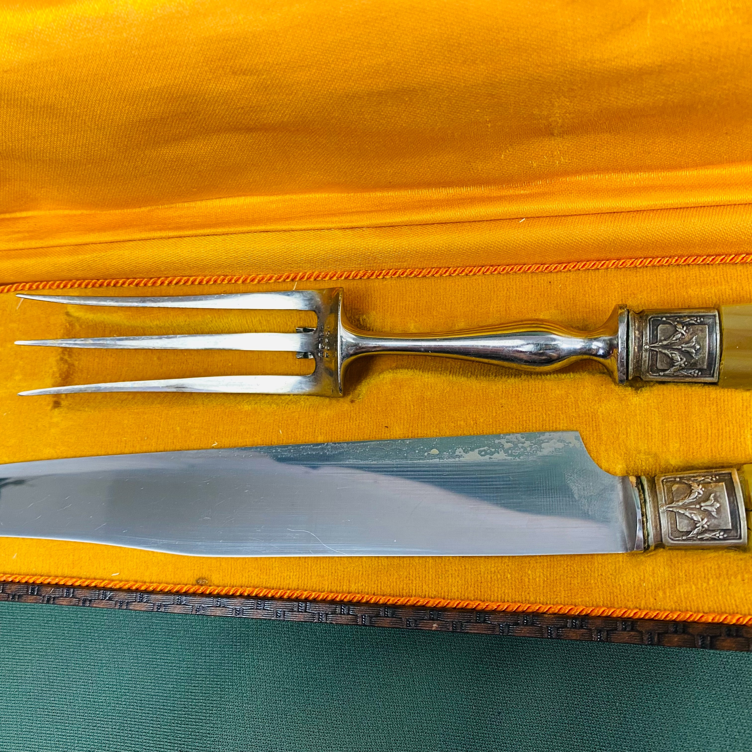 Voir photo 2 de Ancien service à découper le Gigot (Couteau&Fourchette) - Ecrin d'origine - Circa 1900 Ancien service à découper le Gigot (Couteau&Fourchette) - Ecrin d'origine - Circa 1900 Bon état reconditionné photo 2