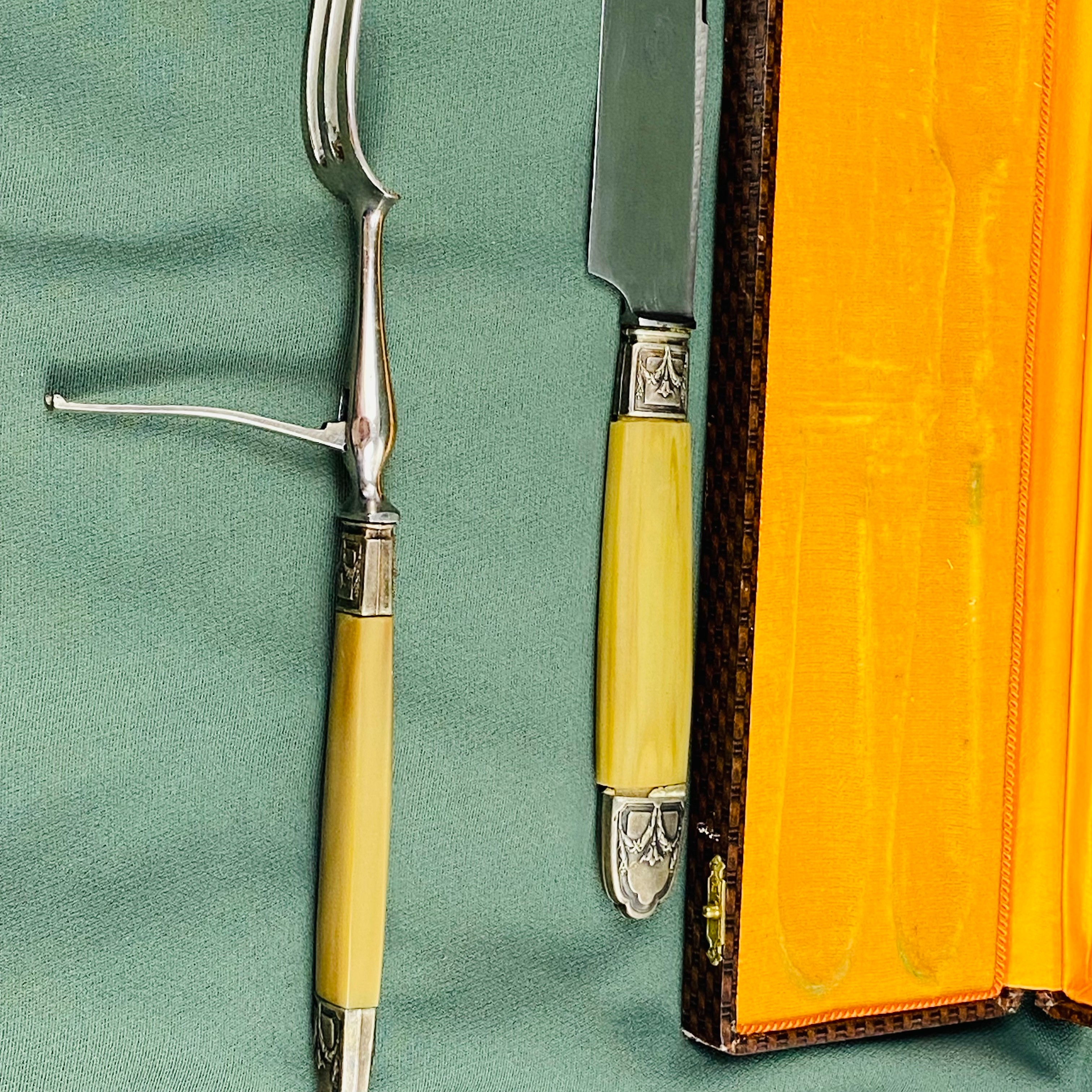 Voir photo 8 de Ancien service à découper le Gigot (Couteau&Fourchette) - Ecrin d'origine - Circa 1900 Ancien service à découper le Gigot (Couteau&Fourchette) - Ecrin d'origine - Circa 1900 Bon état reconditionné photo 8