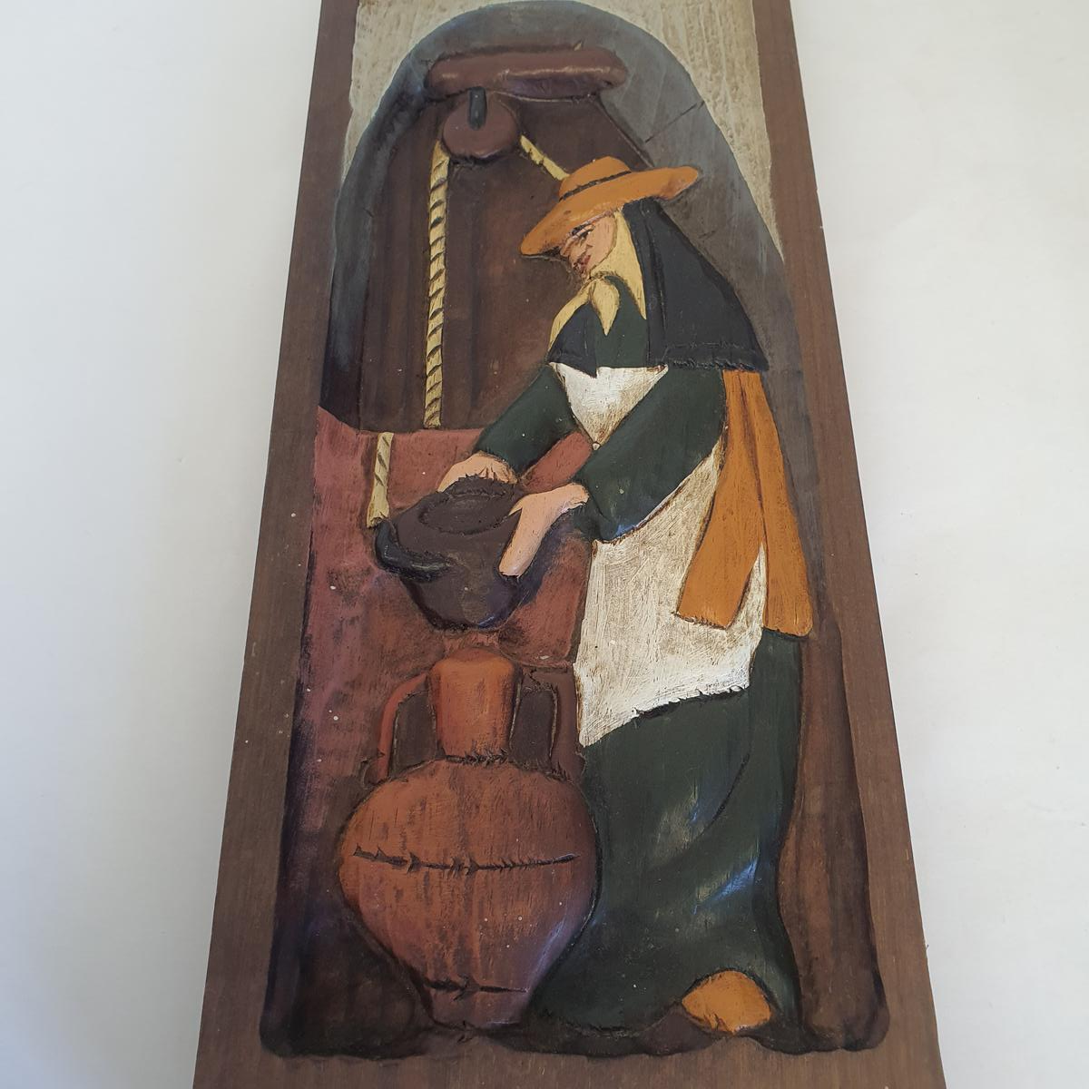 Voir photo 2 de Ancien Tableau en Bois Sculpté "Paysanne au Puit" Peint Main Ancien Tableau en Bois Sculpté "Paysanne au Puit" Peint Main État correct reconditionné photo 2