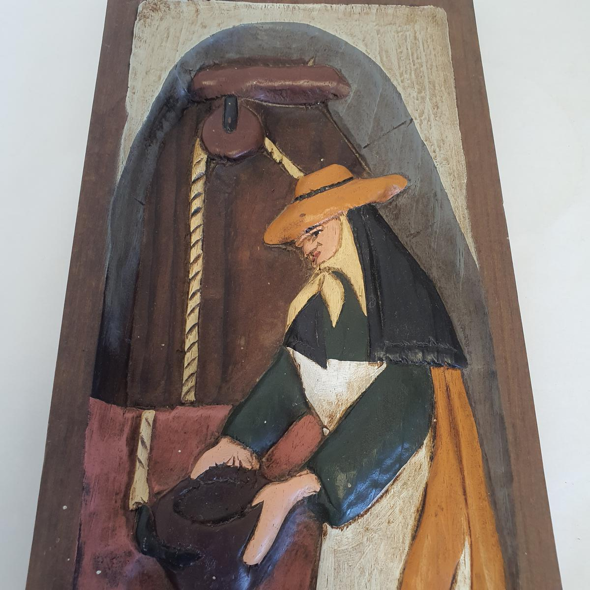 Voir photo 3 de Ancien Tableau en Bois Sculpté "Paysanne au Puit" Peint Main Ancien Tableau en Bois Sculpté "Paysanne au Puit" Peint Main État correct reconditionné photo 3