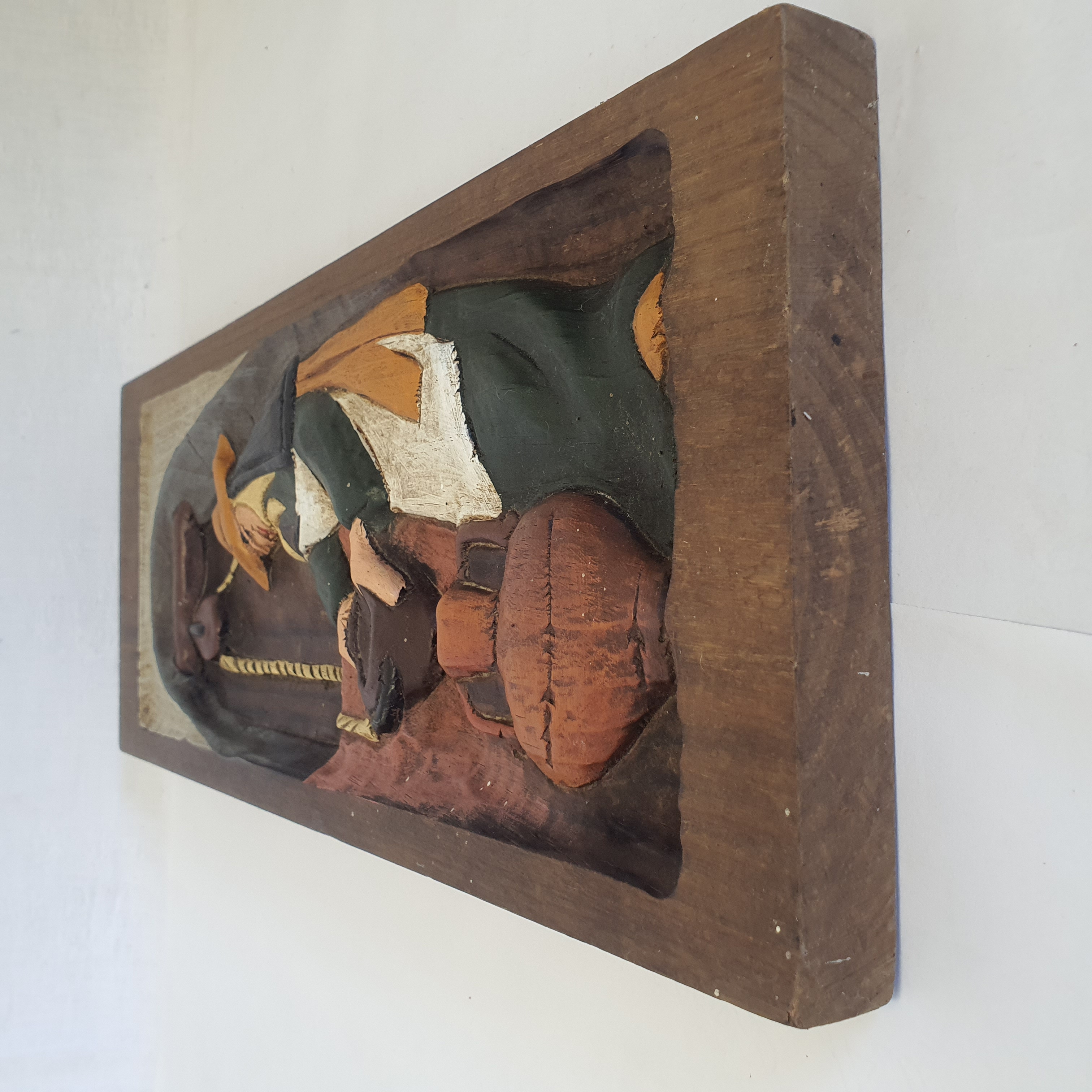 Voir photo 4 de Ancien Tableau en Bois Sculpté "Paysanne au Puit" Peint Main Ancien Tableau en Bois Sculpté "Paysanne au Puit" Peint Main État correct reconditionné photo 4