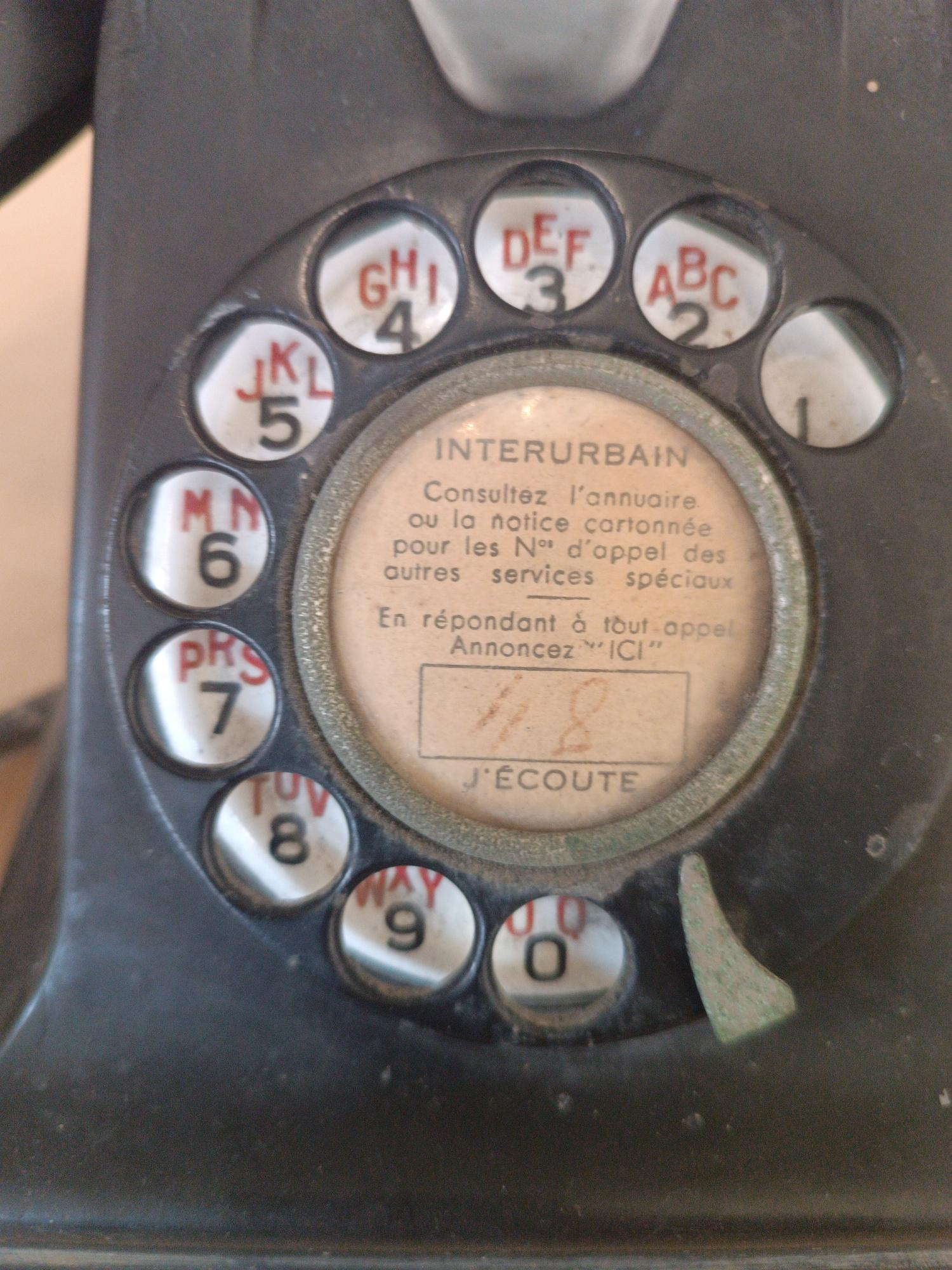Voir photo 2 de Ancien téléphone en bakélite noir Ancien téléphone en bakélite noir État correct reconditionné photo 2