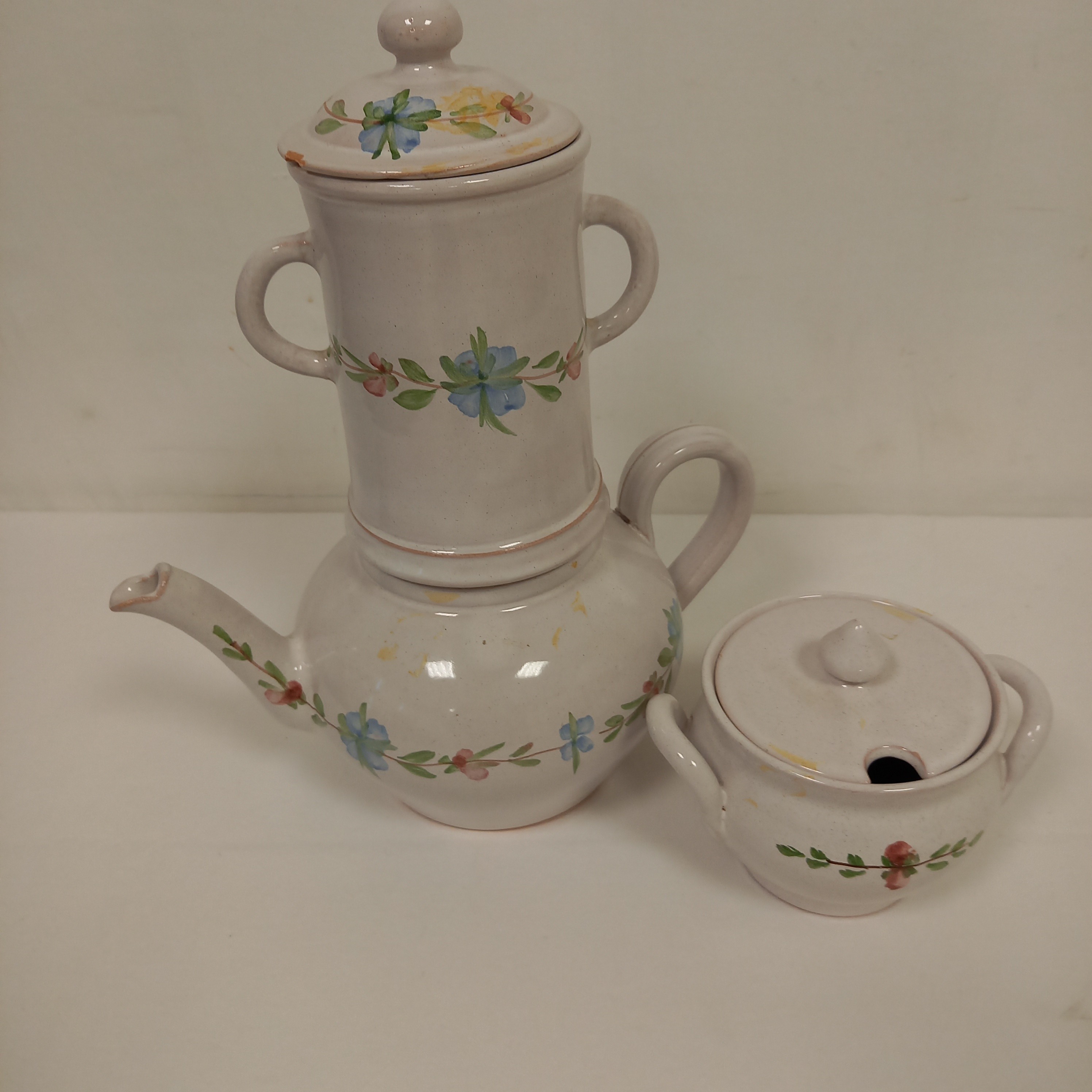 Ancien théière individuelleen céramique avec un sucrier . Fait à la main Bon état - 20,00 € Ancien théière individuelleen céramique avec un sucrier . Fait à la main Bon état reconditionné disponible sur Label Emmaüs