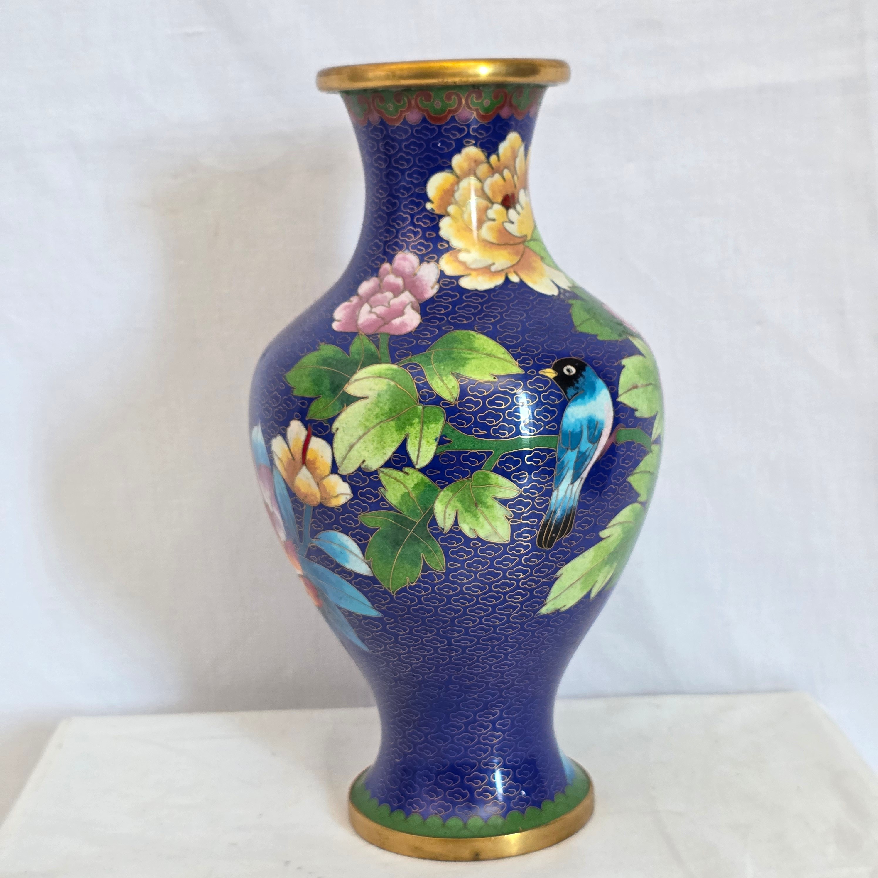 Voir photo 2 de Ancien vase bleu en laiton cloisonné motif fleurs pivoine rose Ancien vase bleu en laiton cloisonné motif fleurs pivoine rose Bon état reconditionné photo 2