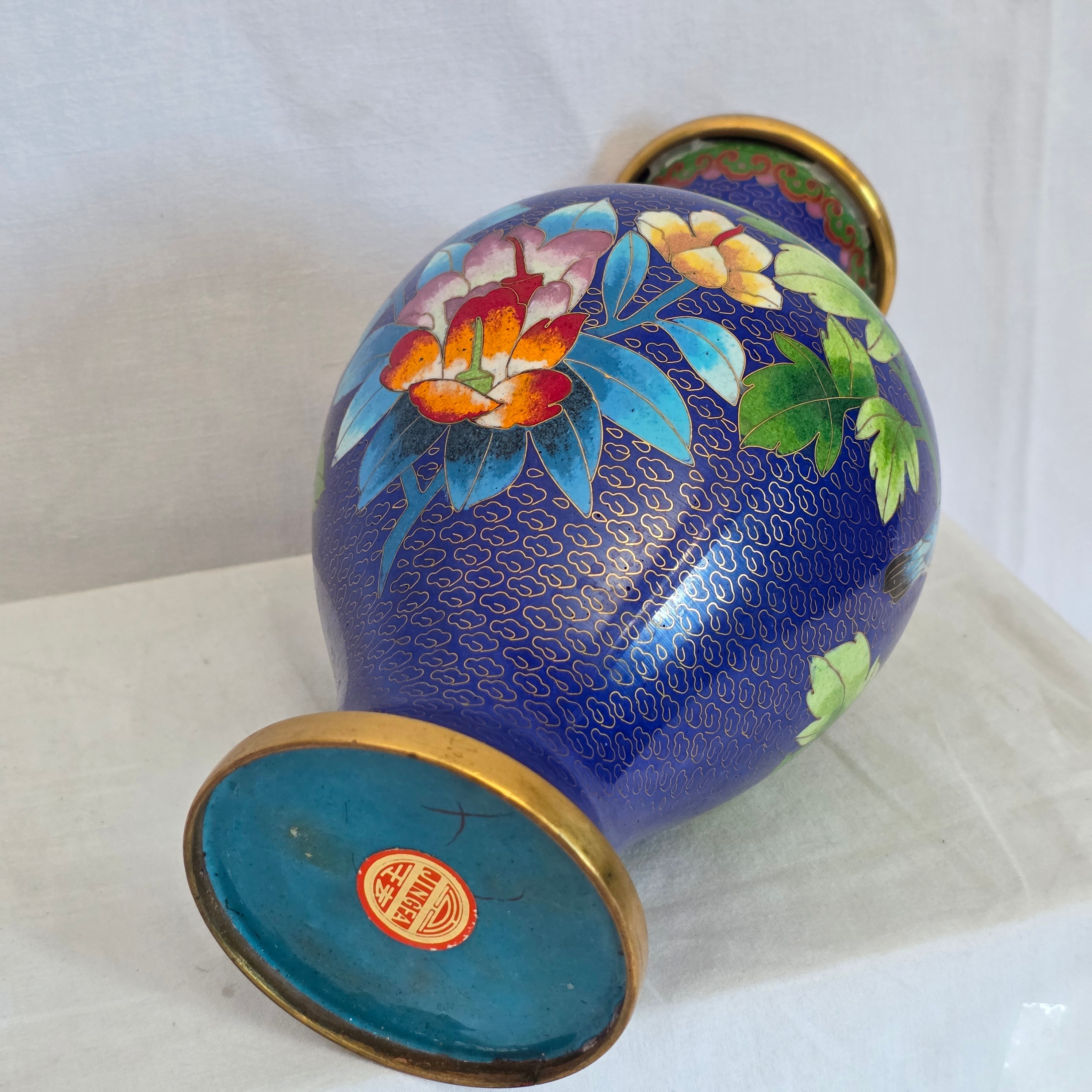 Voir photo 3 de Ancien vase bleu en laiton cloisonné motif fleurs pivoine rose Ancien vase bleu en laiton cloisonné motif fleurs pivoine rose Bon état reconditionné photo 3