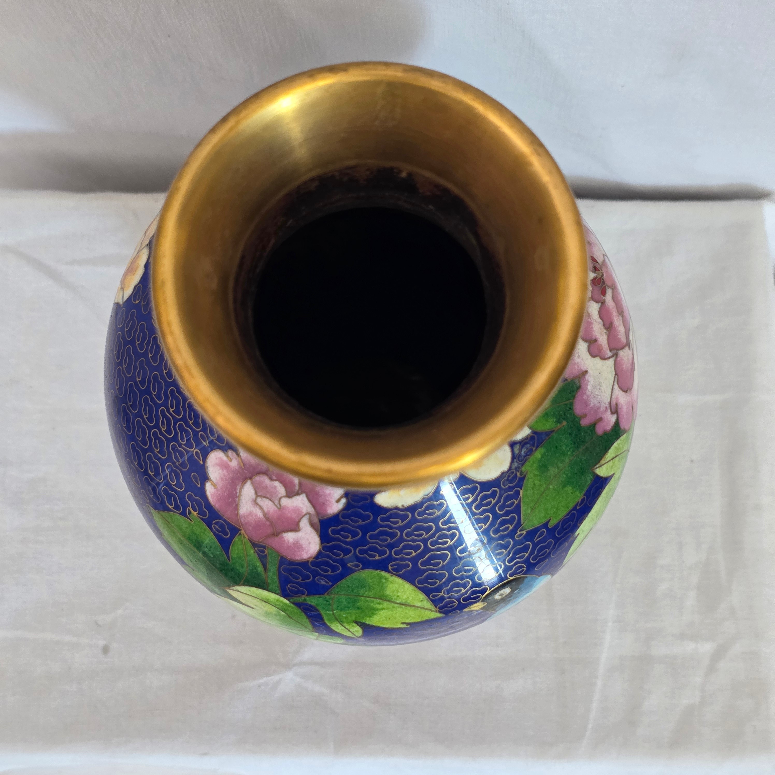Voir photo 4 de Ancien vase bleu en laiton cloisonné motif fleurs pivoine rose Ancien vase bleu en laiton cloisonné motif fleurs pivoine rose Bon état reconditionné photo 4
