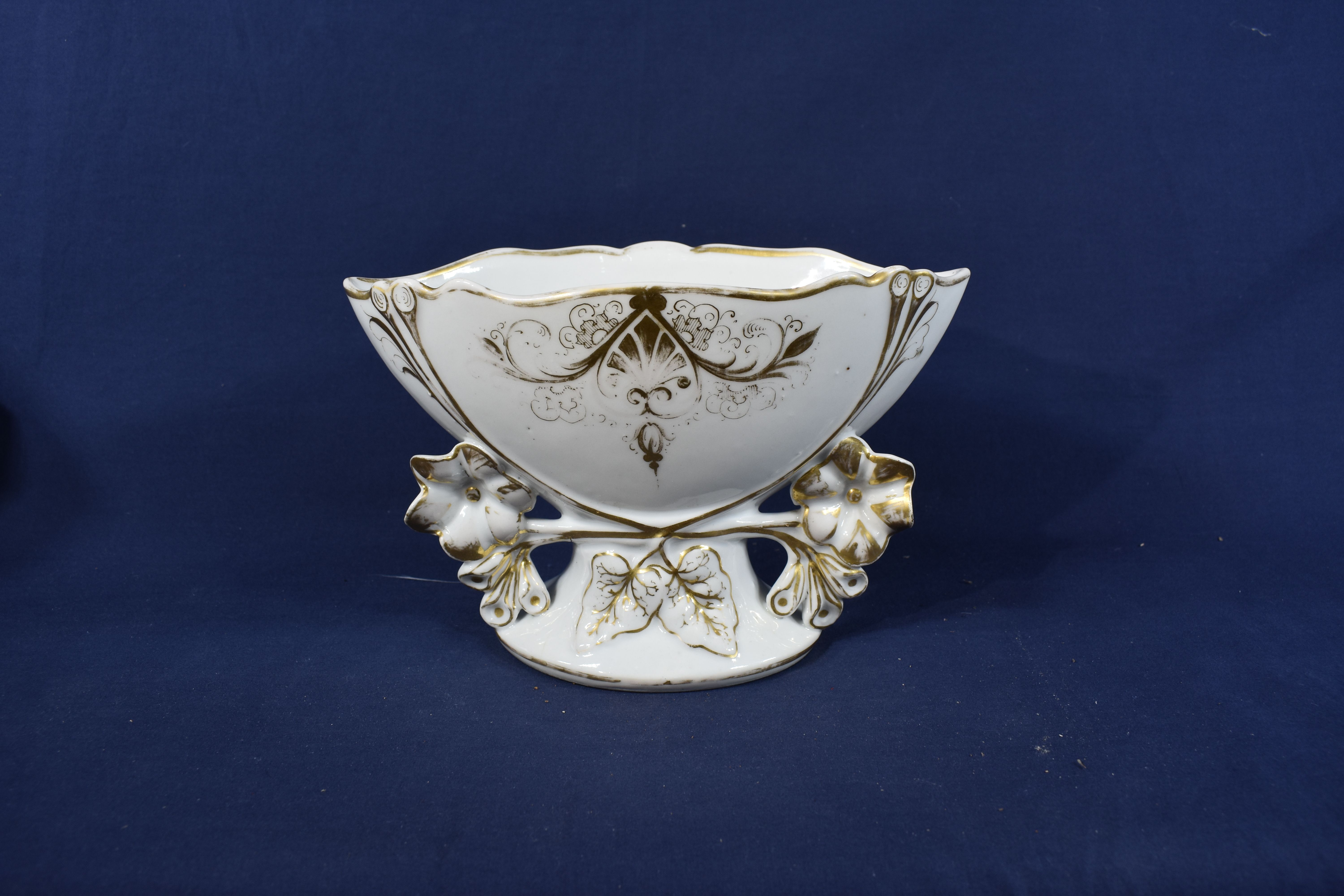 Voir photo 2 de Ancien vase de la mariée ou vase d'Autel, longueur 24, largeur 12 et hauteur 15 cm. Ancien vase de la mariée ou vase d'Autel, longueur 24, largeur 12 et hauteur 15 cm. Bon état reconditionné photo 2