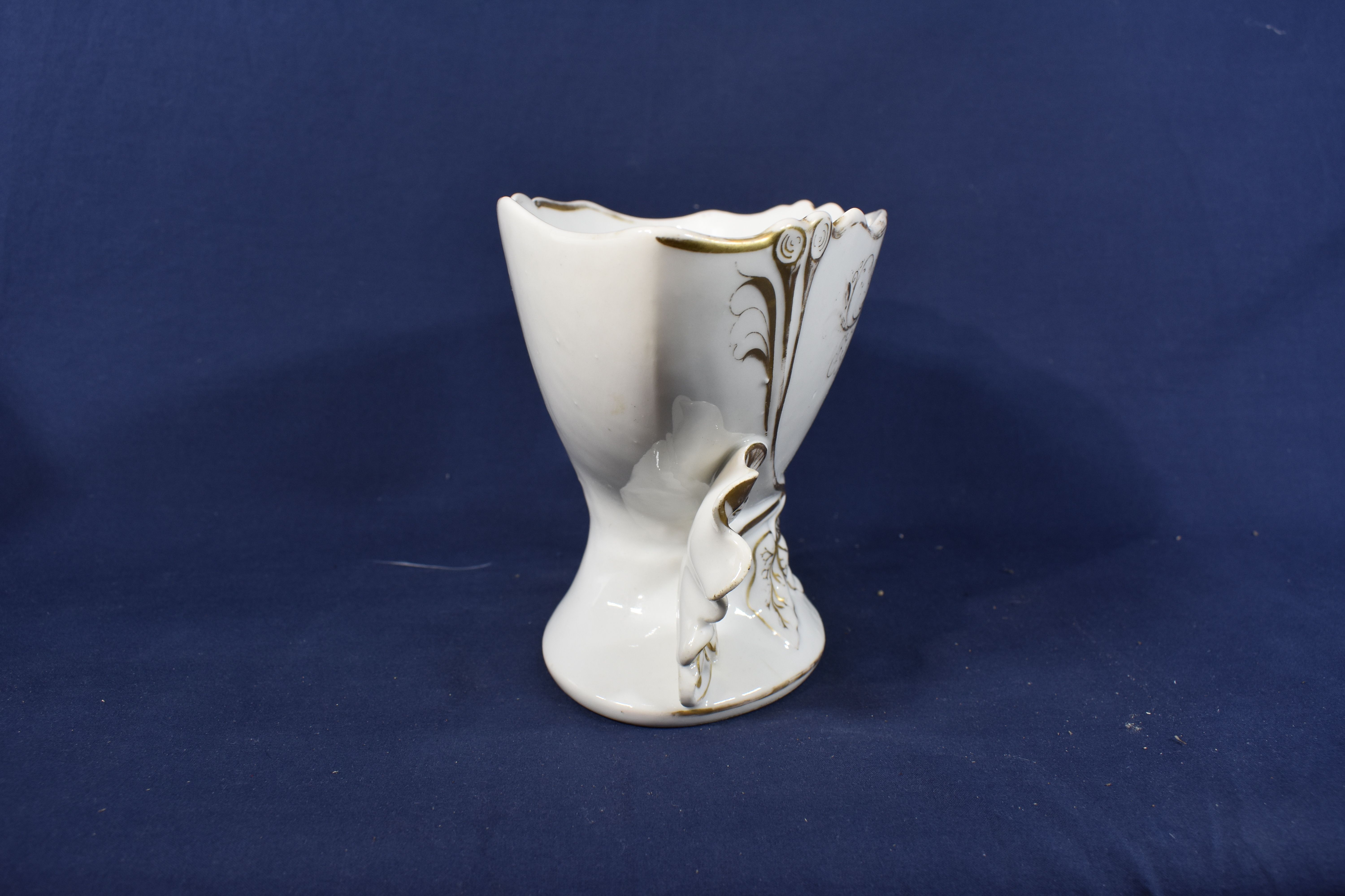 Voir photo 3 de Ancien vase de la mariée ou vase d'Autel, longueur 24, largeur 12 et hauteur 15 cm. Ancien vase de la mariée ou vase d'Autel, longueur 24, largeur 12 et hauteur 15 cm. Bon état reconditionné photo 3