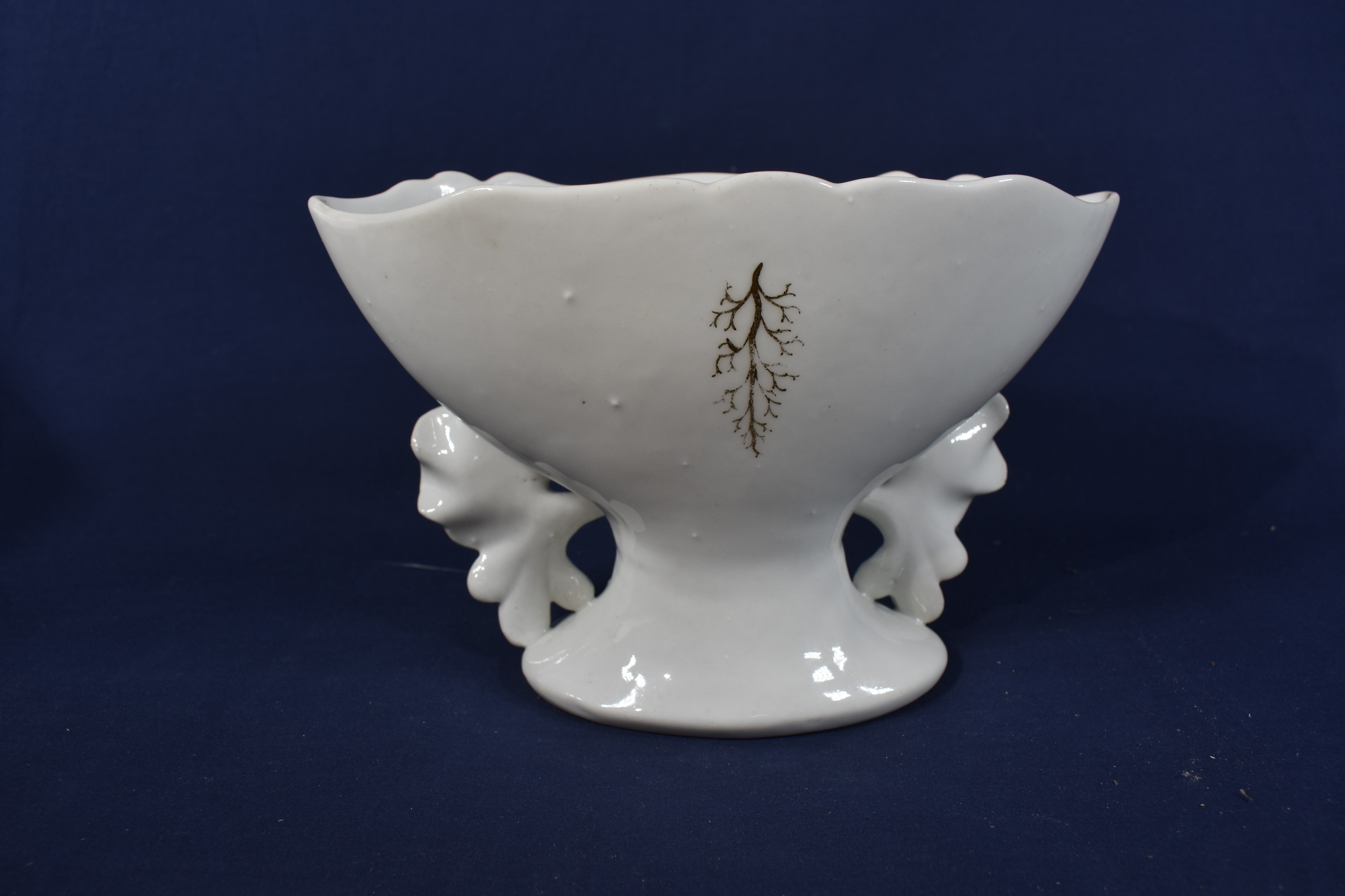 Voir photo 4 de Ancien vase de la mariée ou vase d'Autel, longueur 24, largeur 12 et hauteur 15 cm. Ancien vase de la mariée ou vase d'Autel, longueur 24, largeur 12 et hauteur 15 cm. Bon état reconditionné photo 4
