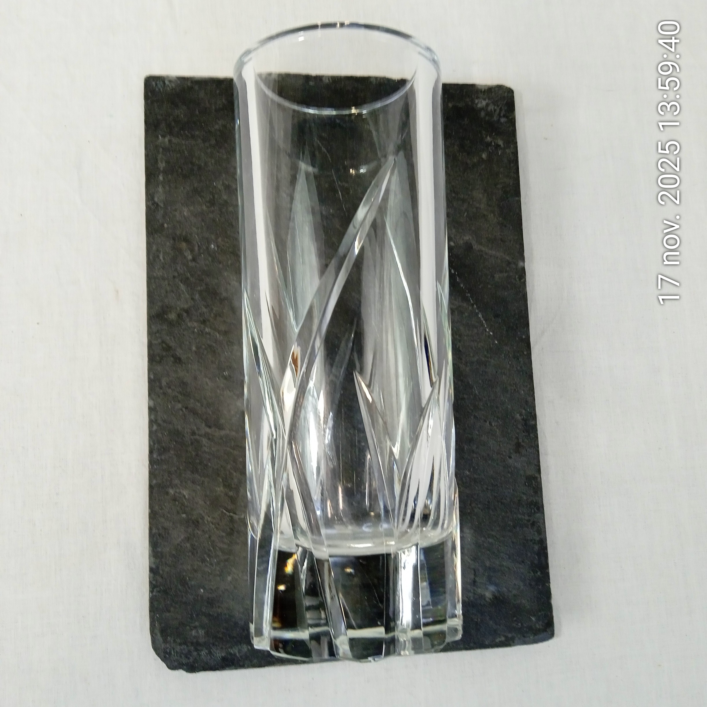 Voir photo 2 de Ancien vase en cristal taillé 25 cm Ancien vase en cristal taillé 25 cm Bon état reconditionné photo 2