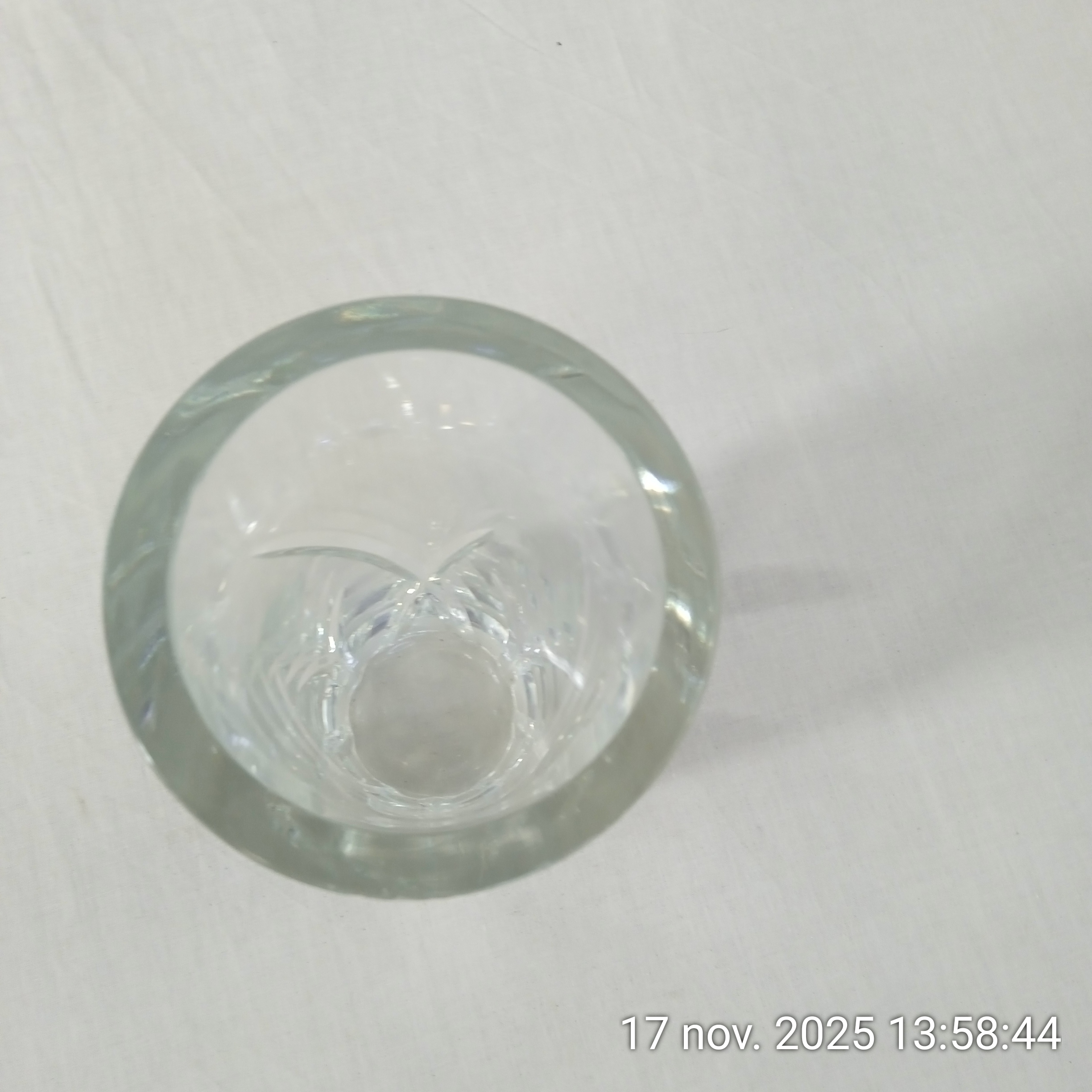 Voir photo 3 de Ancien vase en cristal taillé 25 cm Ancien vase en cristal taillé 25 cm Bon état reconditionné photo 3