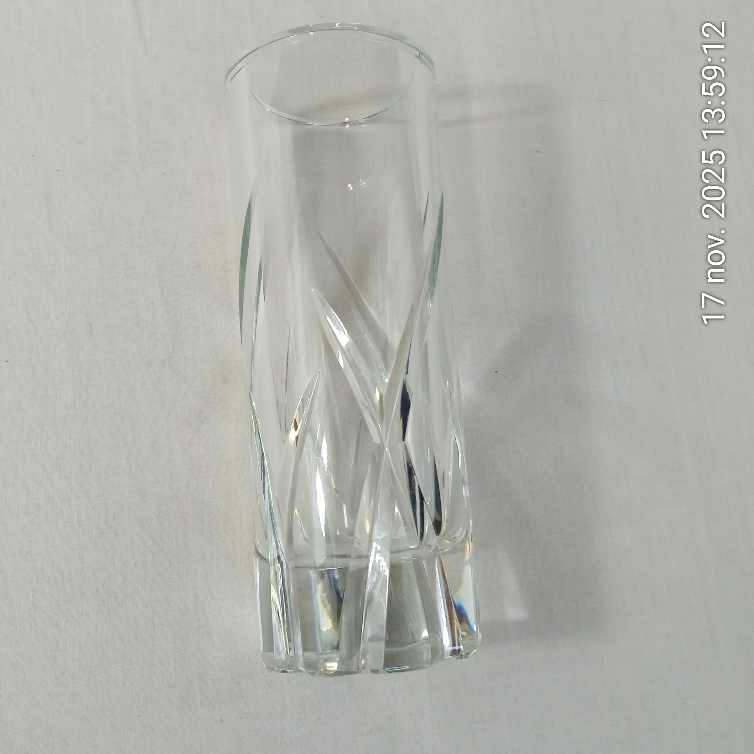 Voir photo 4 de Ancien vase en cristal taillé 25 cm Ancien vase en cristal taillé 25 cm Bon état reconditionné photo 4