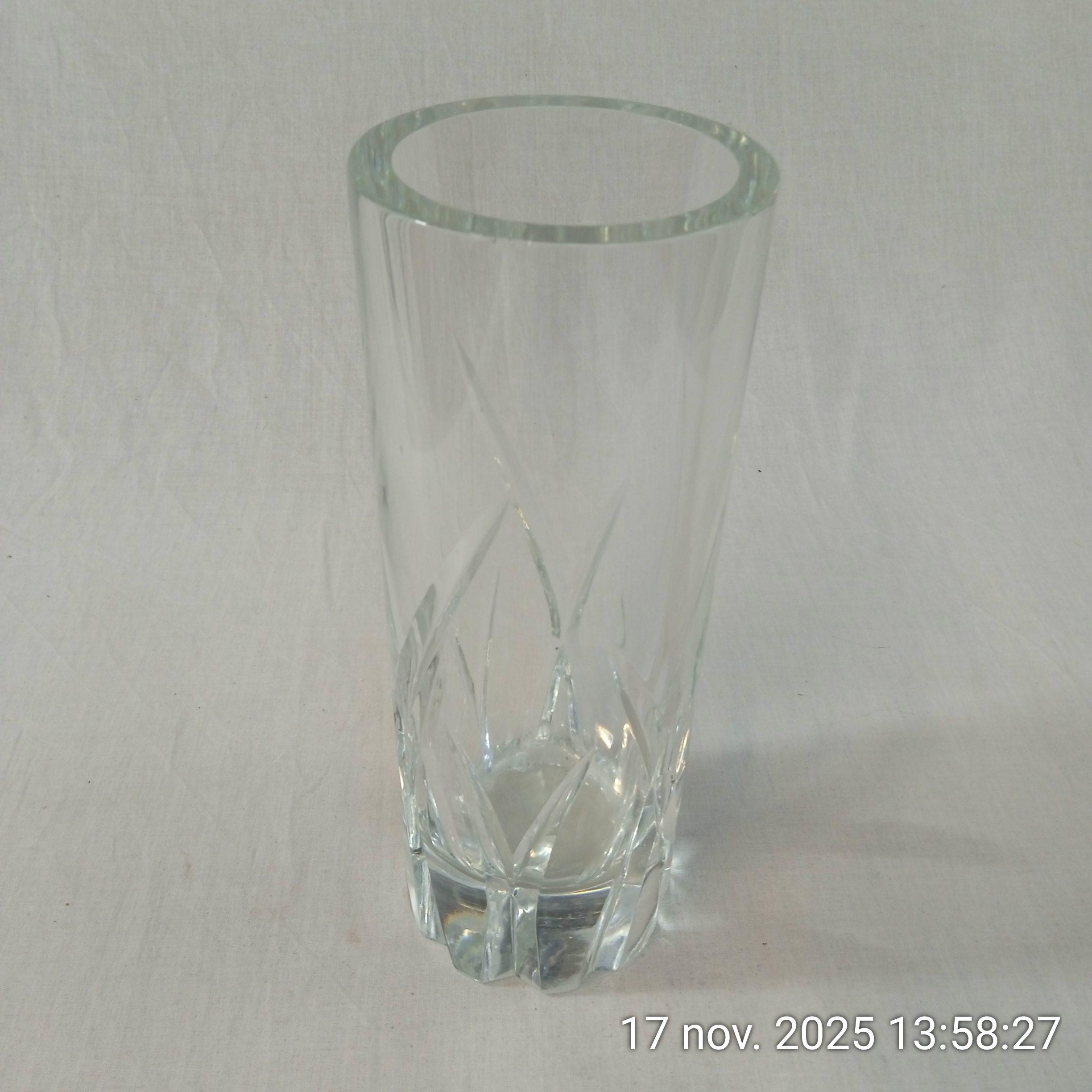 Voir photo 6 de Ancien vase en cristal taillé 25 cm Ancien vase en cristal taillé 25 cm Bon état reconditionné photo 6